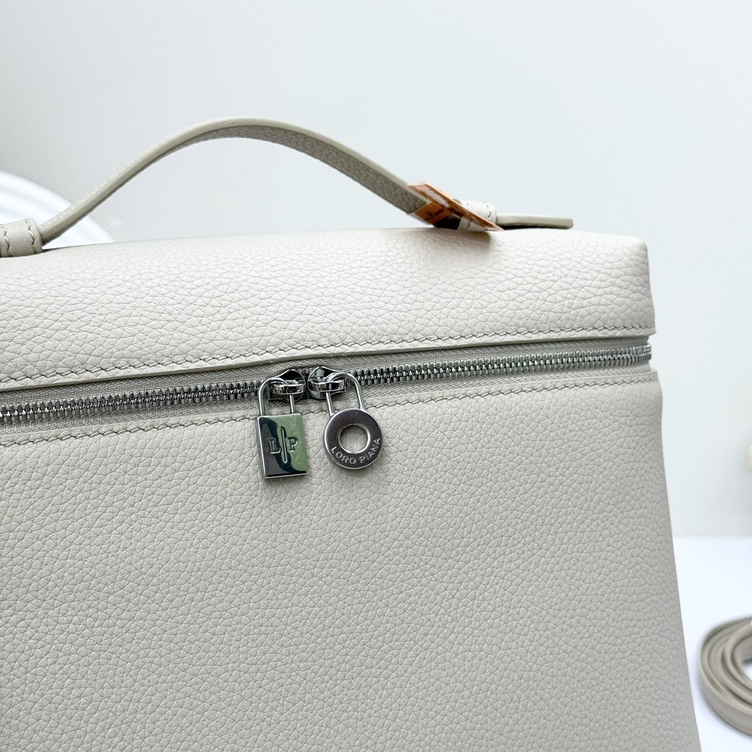 L0r0 P1ana Extra Pocket backpack L23.5 Grained Calfskin 23 x 21 x 8 cm