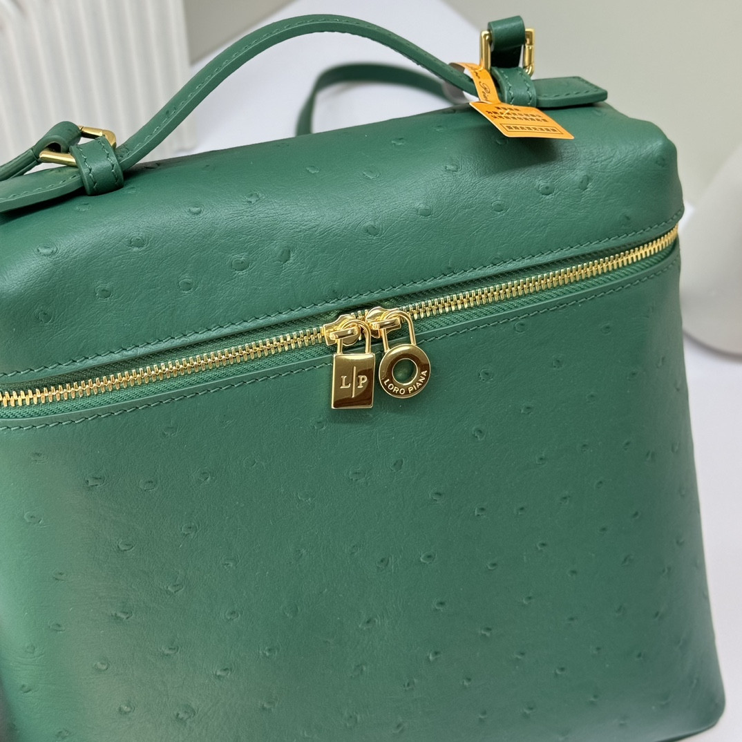 L0r0 P1ana Extra Pocket backpack L23.5 Ostrich-grained Leather 23 x 21 x 8 cm