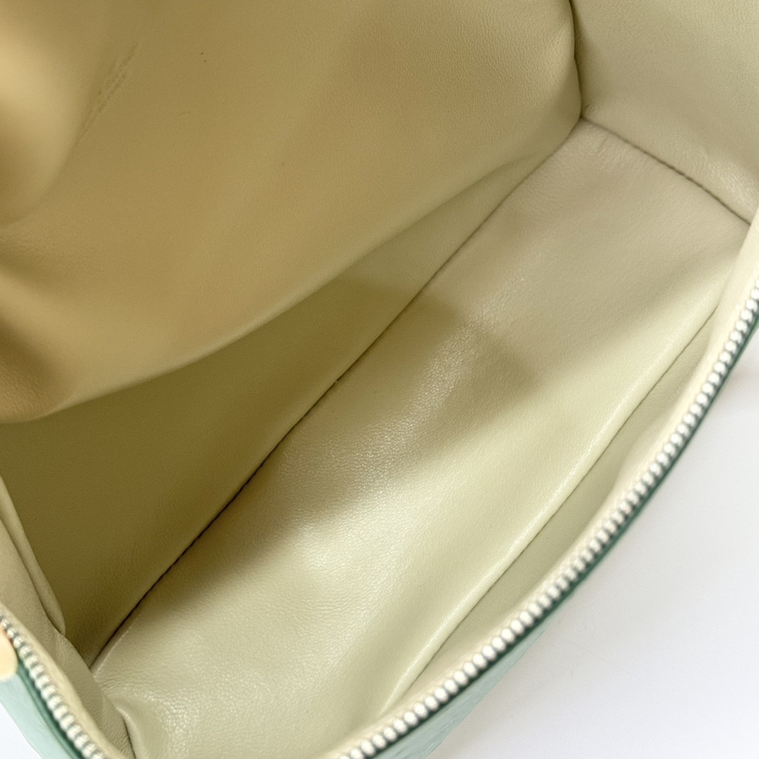 L0r0 P1ana Extra Pocket backpack L23.5 Ostrich-grained Leather 23 x 21 x 8 cm