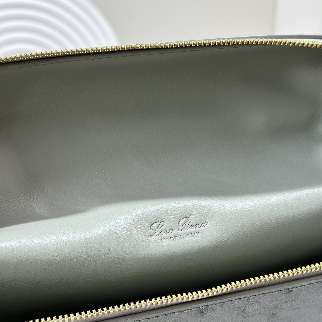 L0r0 P1ana Extra Pocket backpack L23.5 Ostrich-grained Leather 23 x 21 x 8 cm