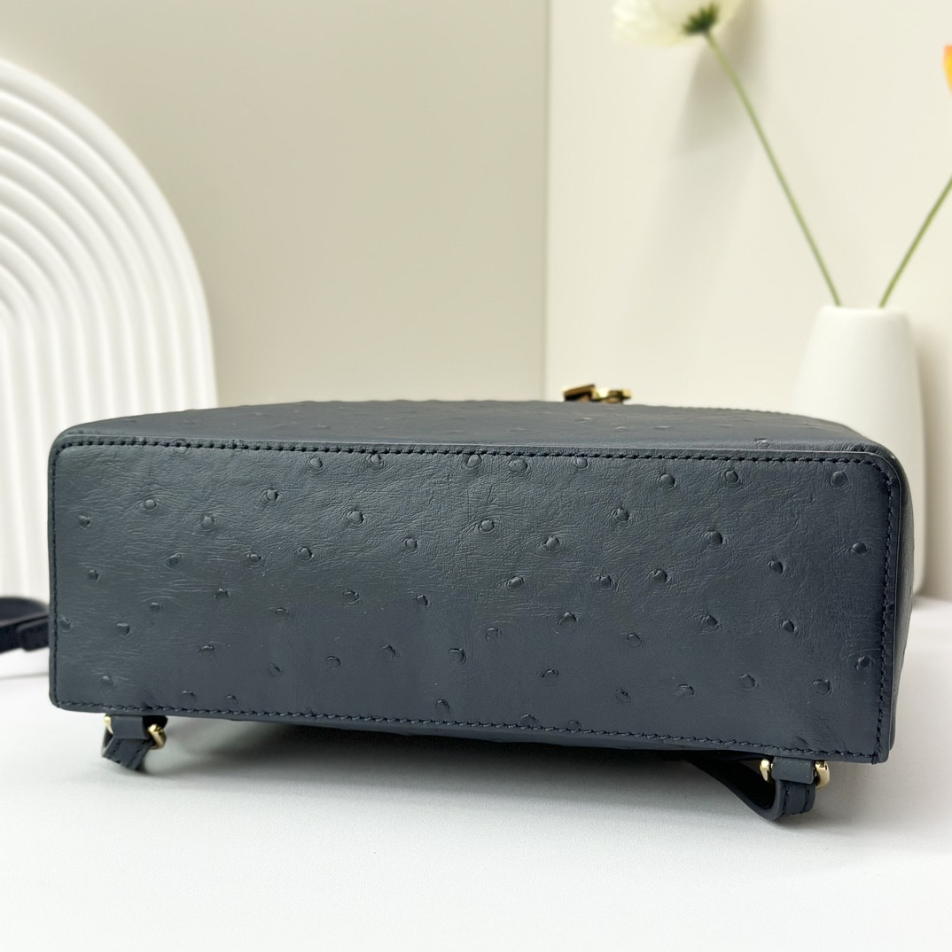 L0r0 P1ana Extra Pocket backpack L23.5 Ostrich-grained Leather 23 x 21 x 8 cm