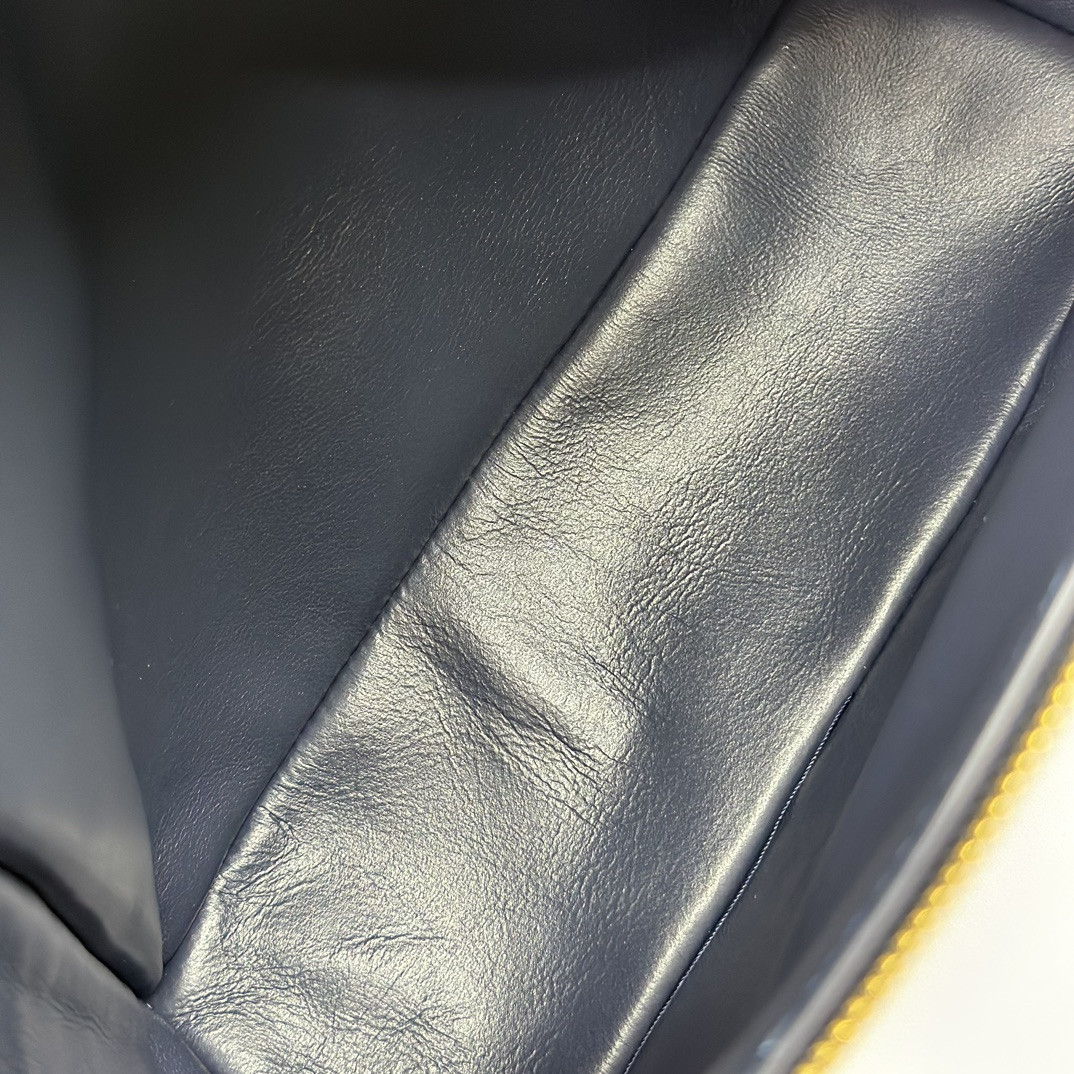 L0r0 P1ana Extra Pocket backpack L23.5 Ostrich-grained Leather 23 x 21 x 8 cm