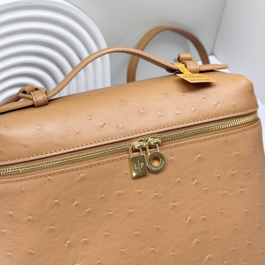 L0r0 P1ana Extra Pocket backpack L23.5 Ostrich-grained Leather 23 x 21 x 8 cm