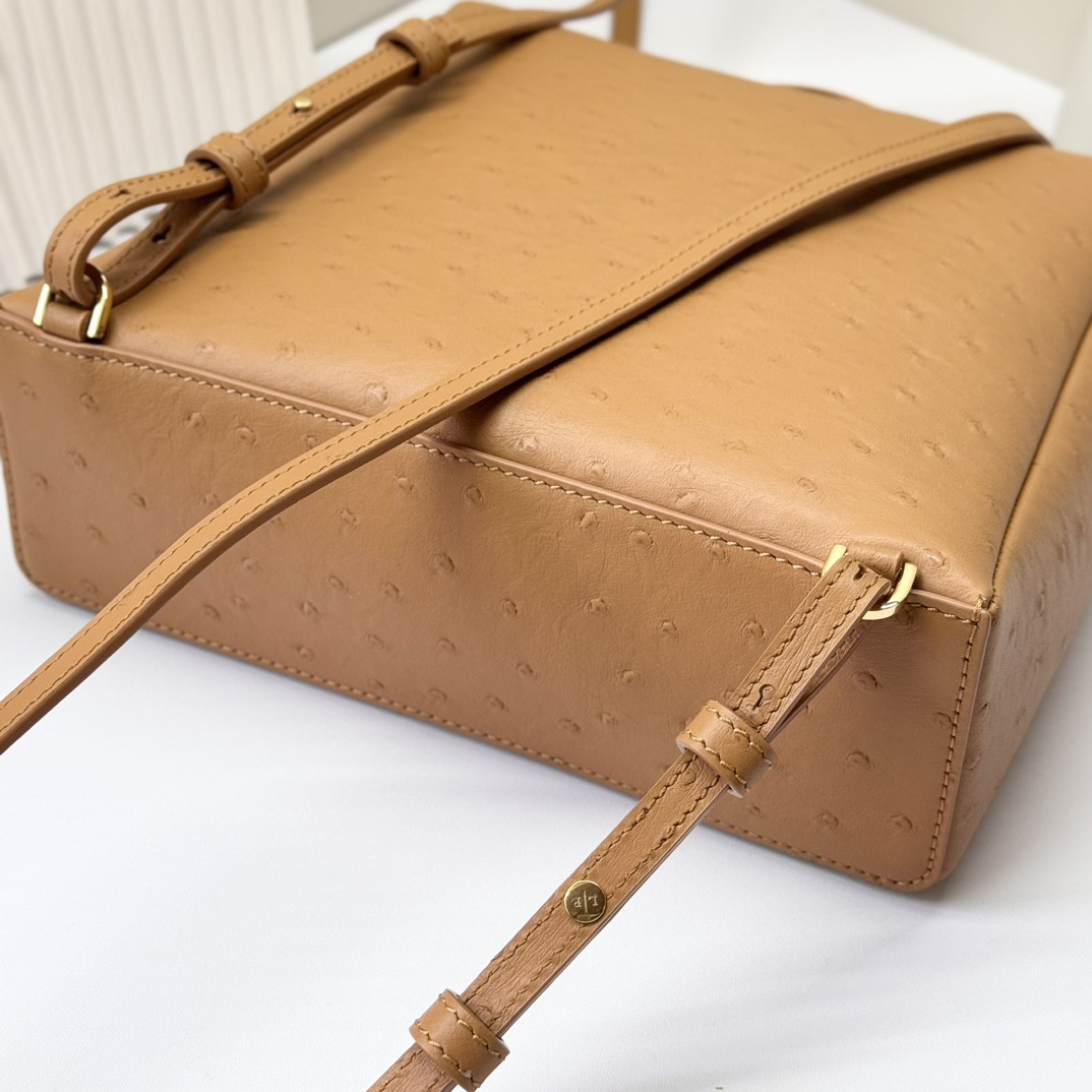 L0r0 P1ana Extra Pocket backpack L23.5 Ostrich-grained Leather 23 x 21 x 8 cm