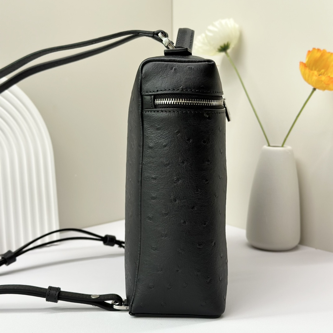 L0r0 P1ana Extra Pocket backpack L23.5 Ostrich-grained Leather 23 x 21 x 8 cm