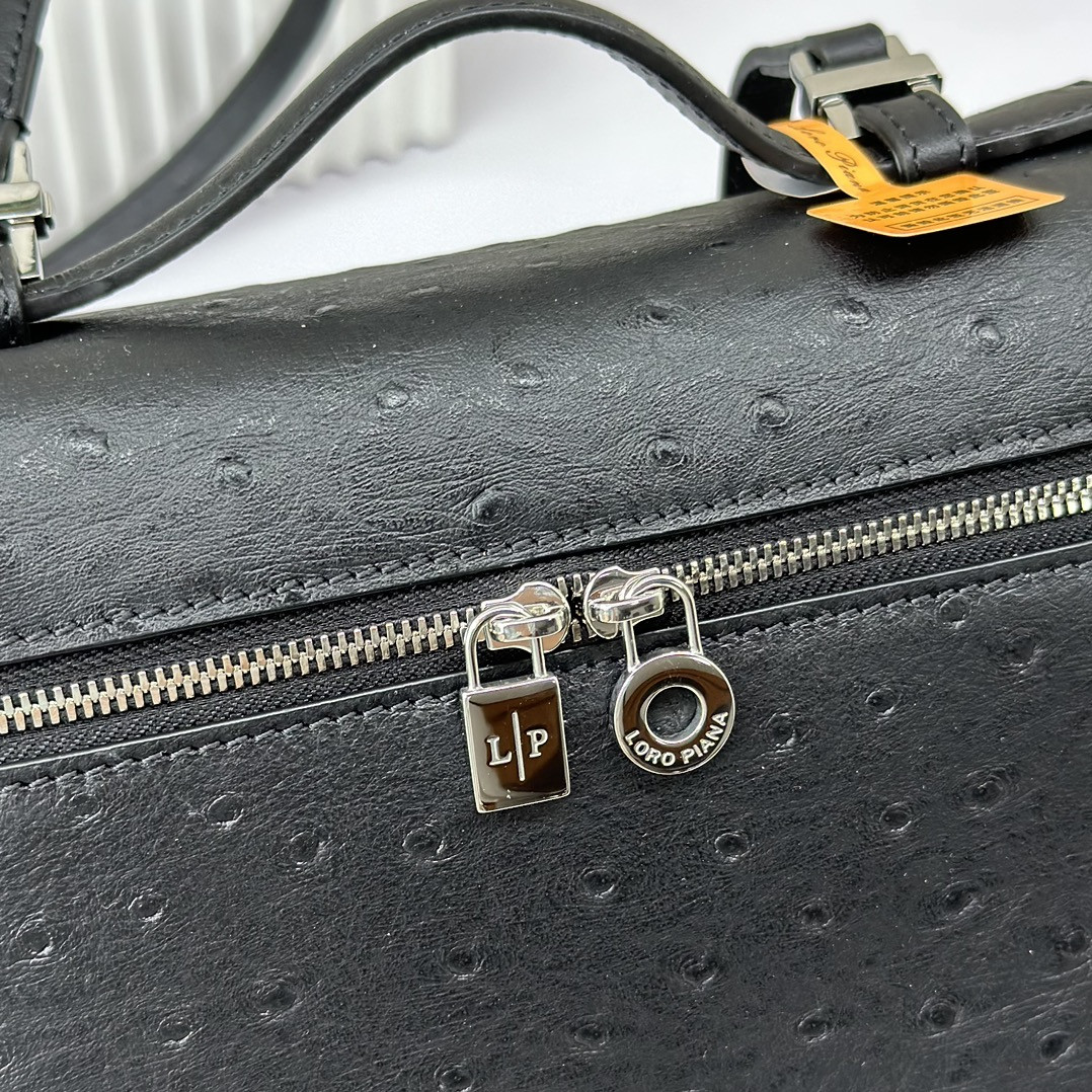 L0r0 P1ana Extra Pocket backpack L23.5 Ostrich-grained Leather 23 x 21 x 8 cm