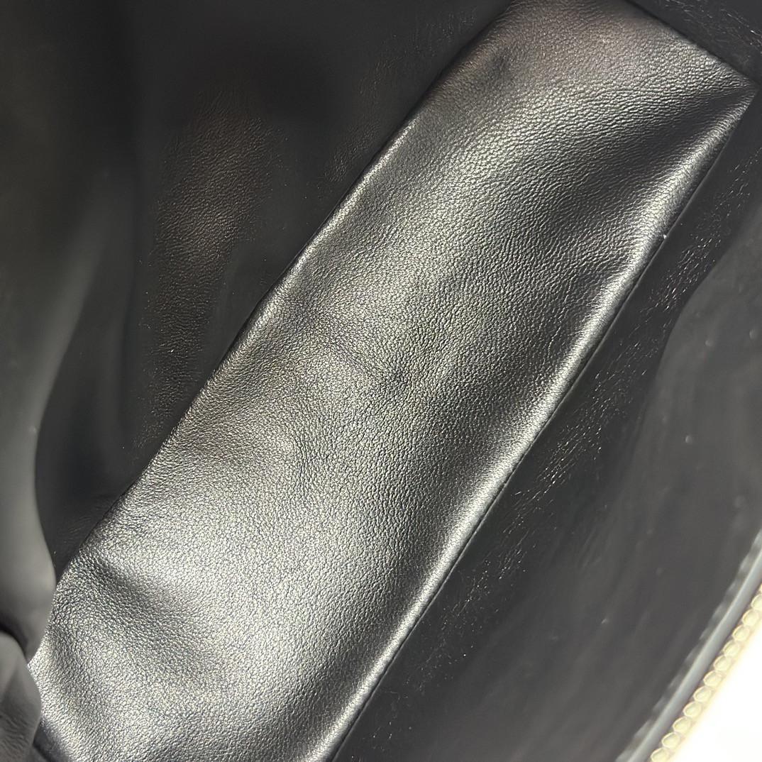 L0r0 P1ana Extra Pocket backpack L23.5 Ostrich-grained Leather 23 x 21 x 8 cm