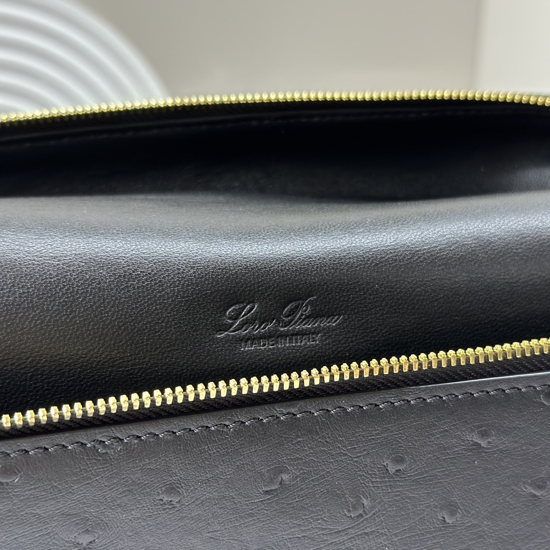 L0r0 P1ana Extra Pocket backpack L23.5 Ostrich-grained Leather 23 x 21 x 8 cm