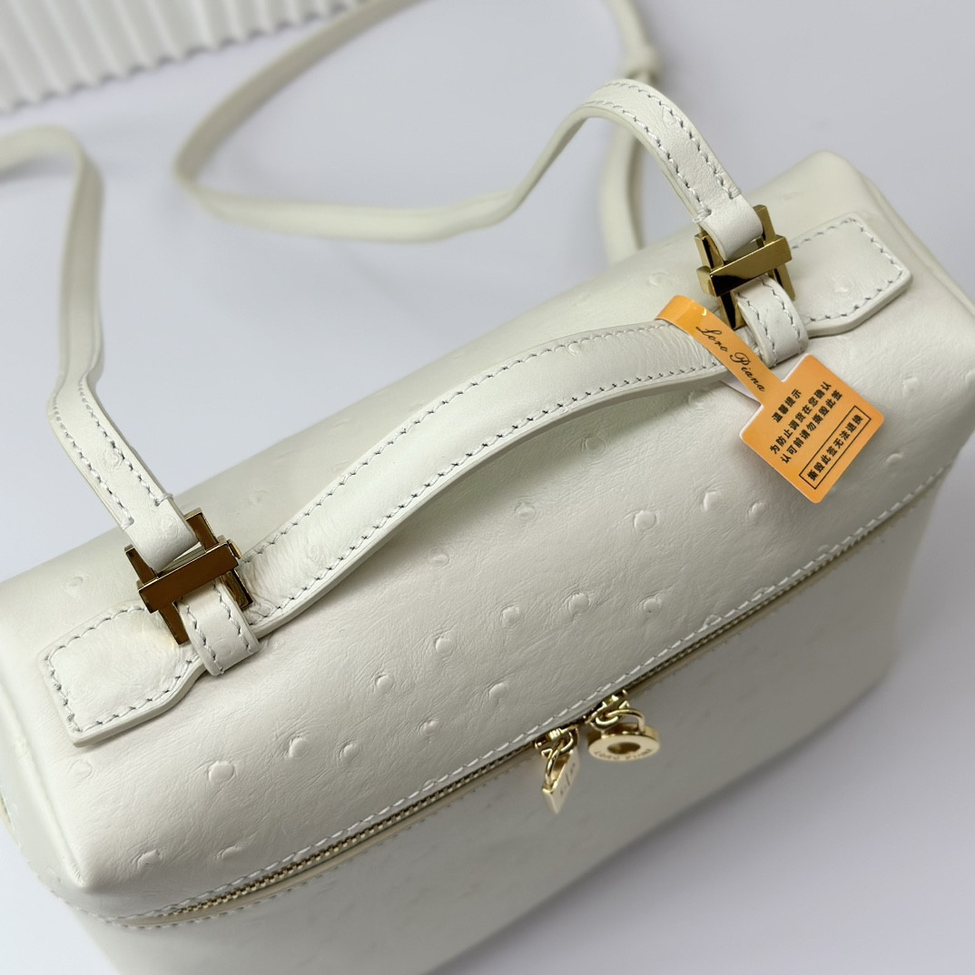 L0r0 P1ana Extra Pocket backpack L23.5 Ostrich-grained Leather 23 x 21 x 8 cm