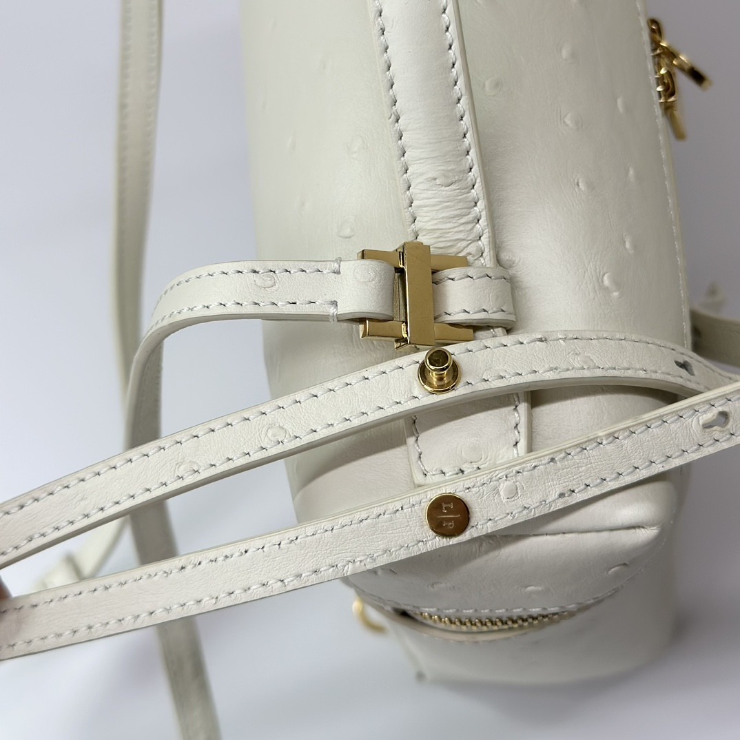 L0r0 P1ana Extra Pocket backpack L23.5 Ostrich-grained Leather 23 x 21 x 8 cm