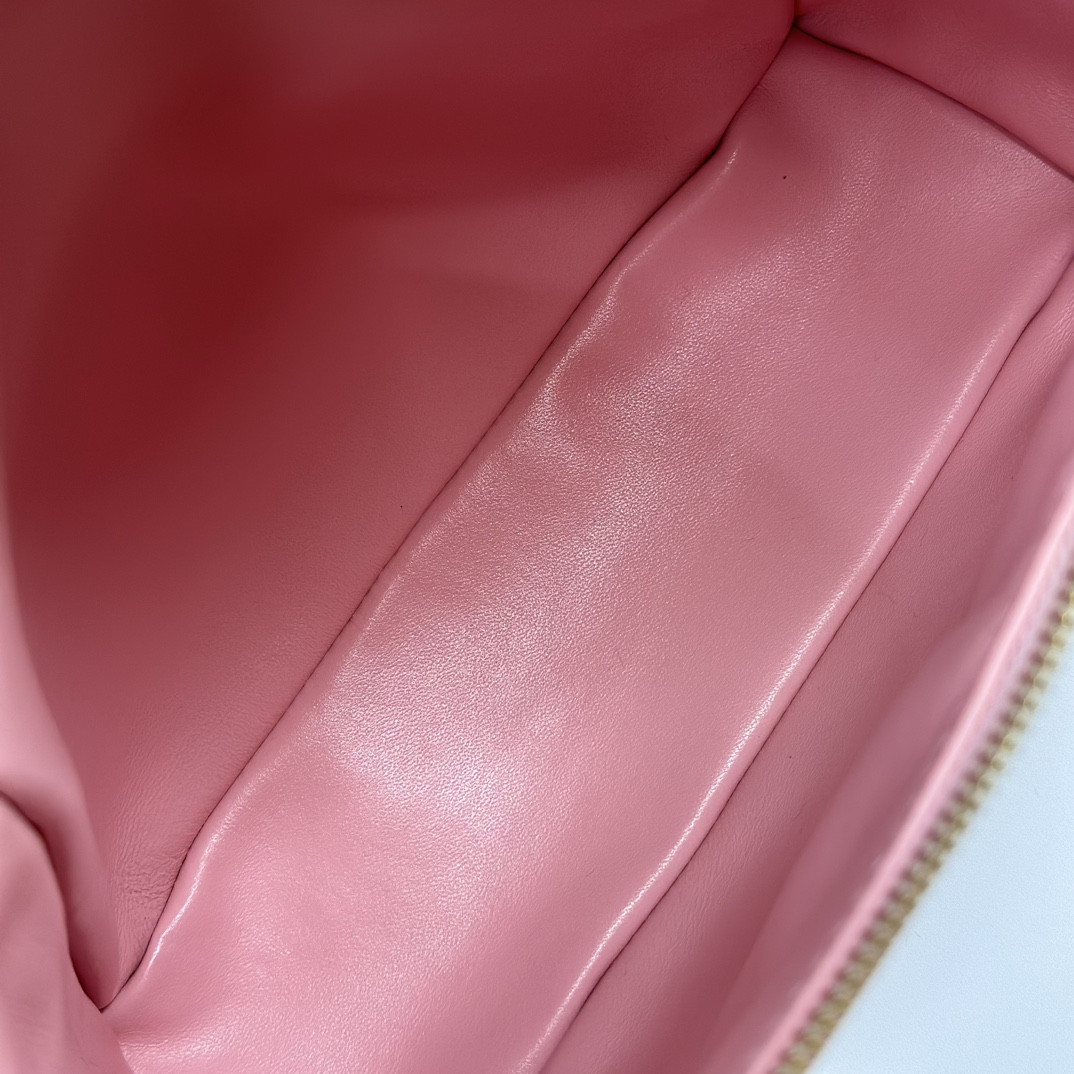 L0r0 P1ana Extra Pocket backpack L23.5 Ostrich-grained Leather 23 x 21 x 8 cm