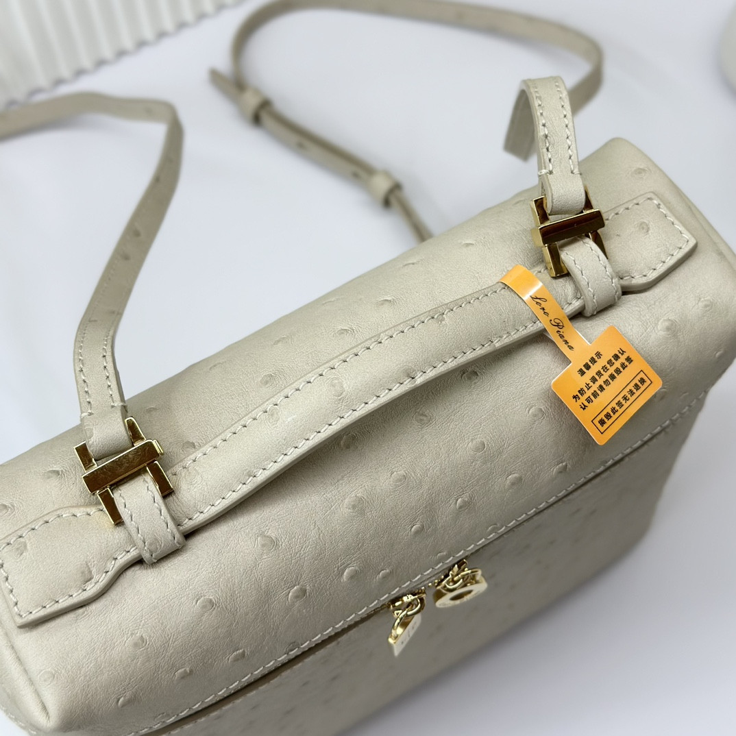 L0r0 P1ana Extra Pocket backpack L23.5 Ostrich-grained Leather 23 x 21 x 8 cm