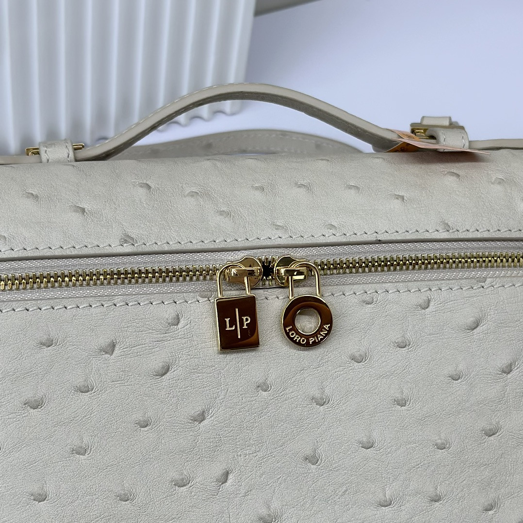 L0r0 P1ana Extra Pocket backpack L23.5 Ostrich-grained Leather 23 x 21 x 8 cm