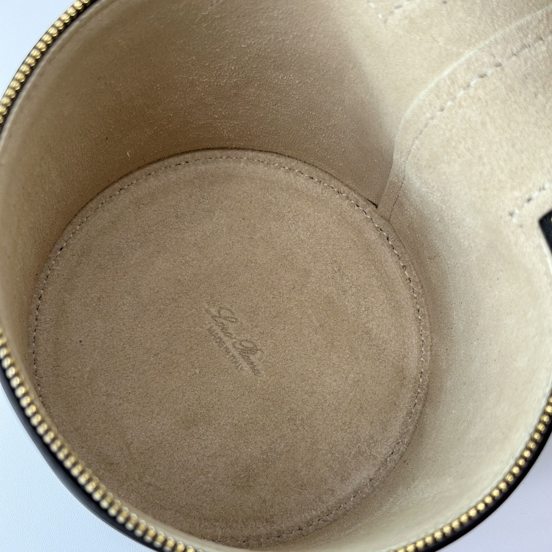 L0r0 P1ana Extra Case Smooth Calfskin 12 x16 x12cm