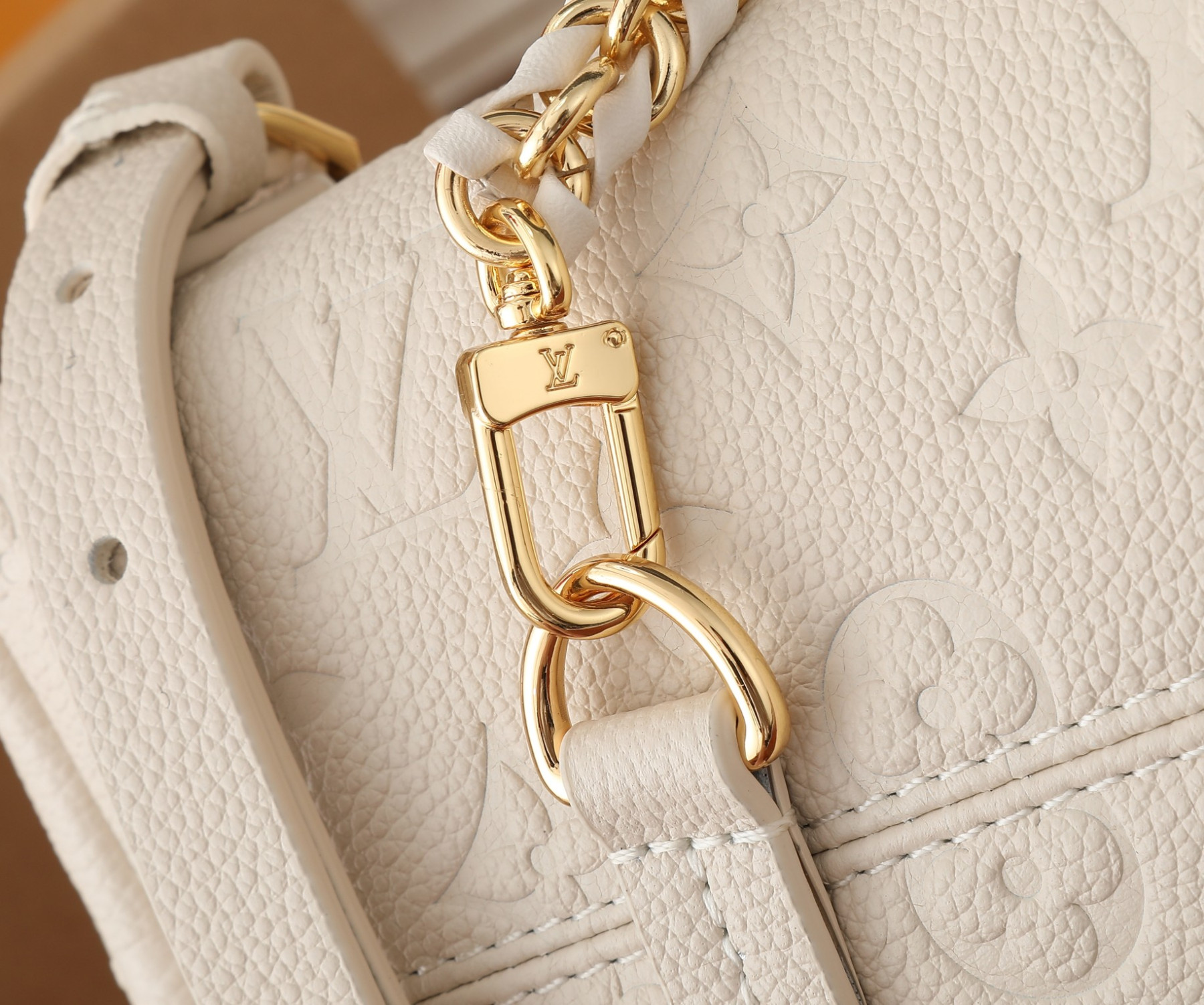 LV Backup M47106 7.9 x 8.7 x 5.5 inches