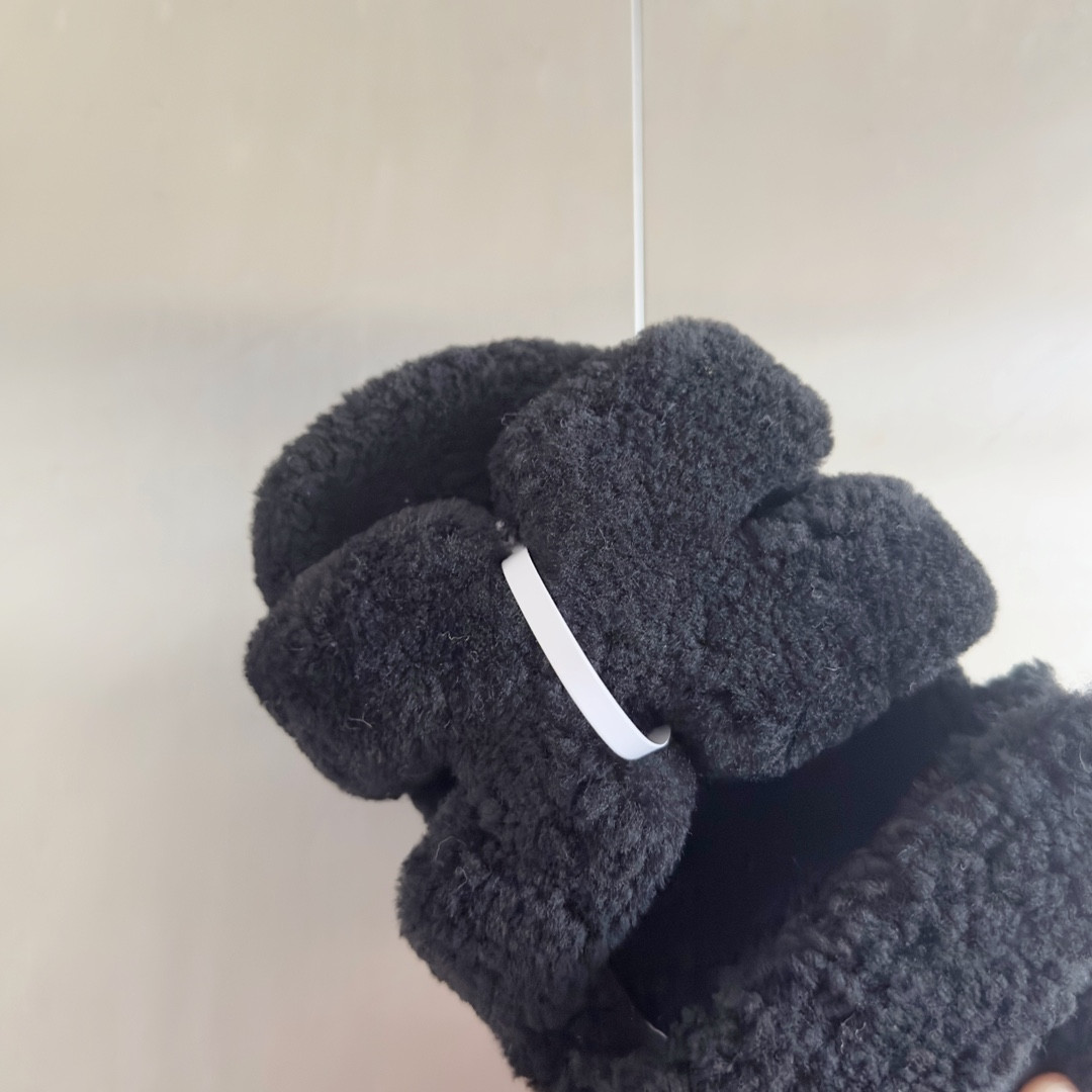 UA H**me5 Chypre sandal