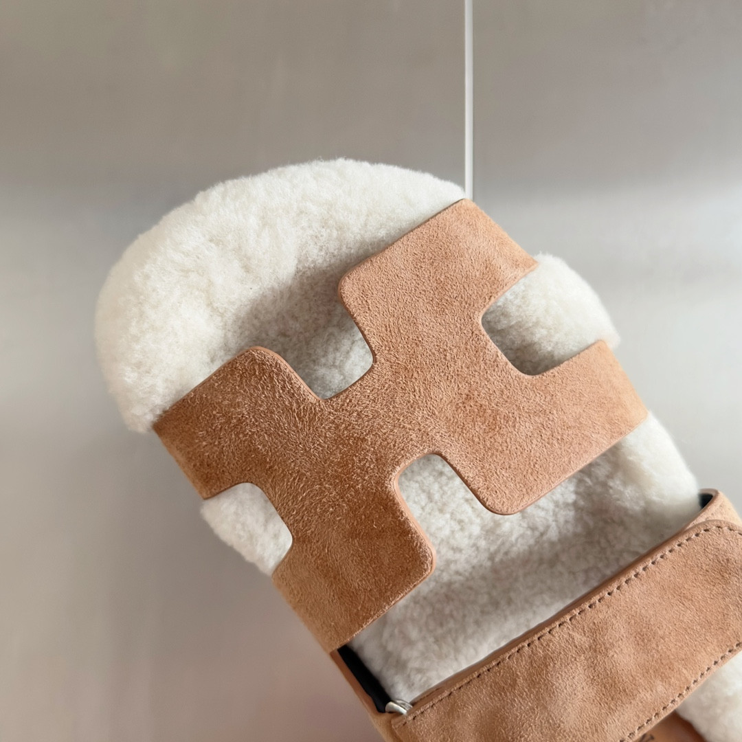 UA H**me5 Chypre sandal