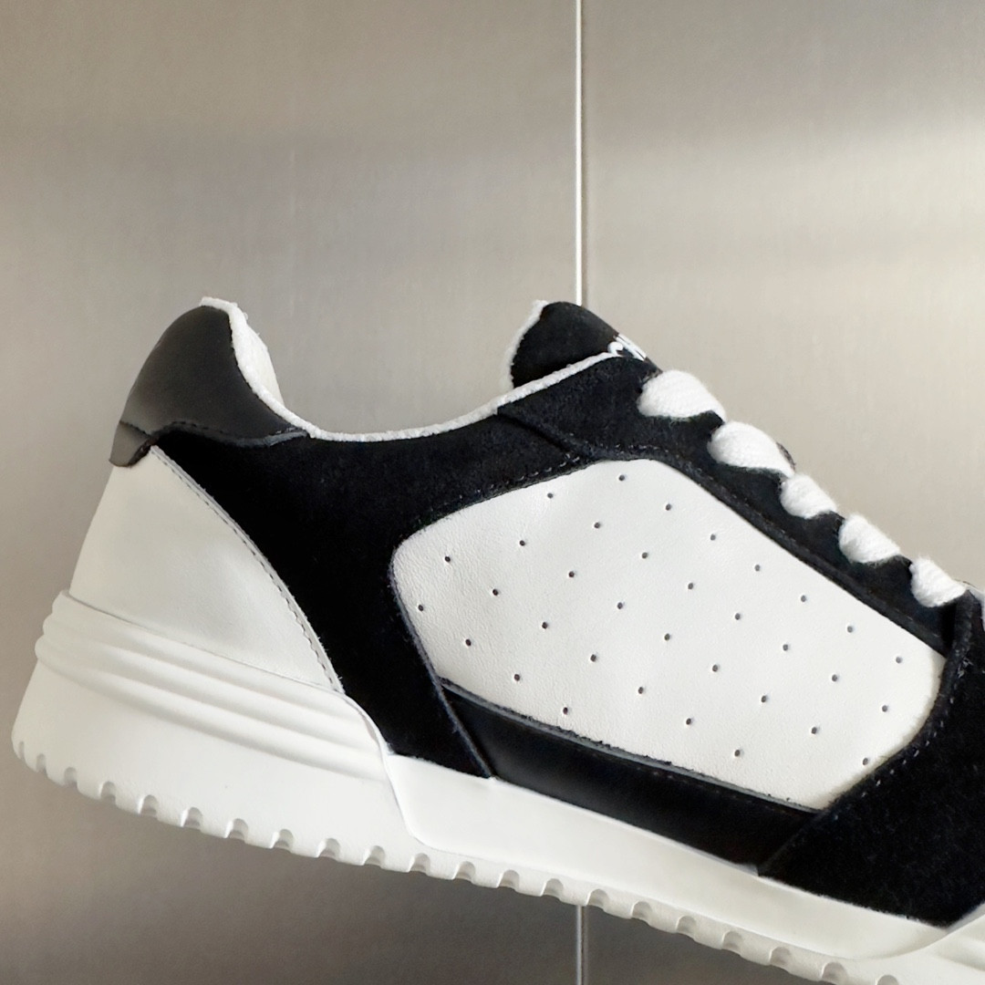 ua Ch**el sneaker