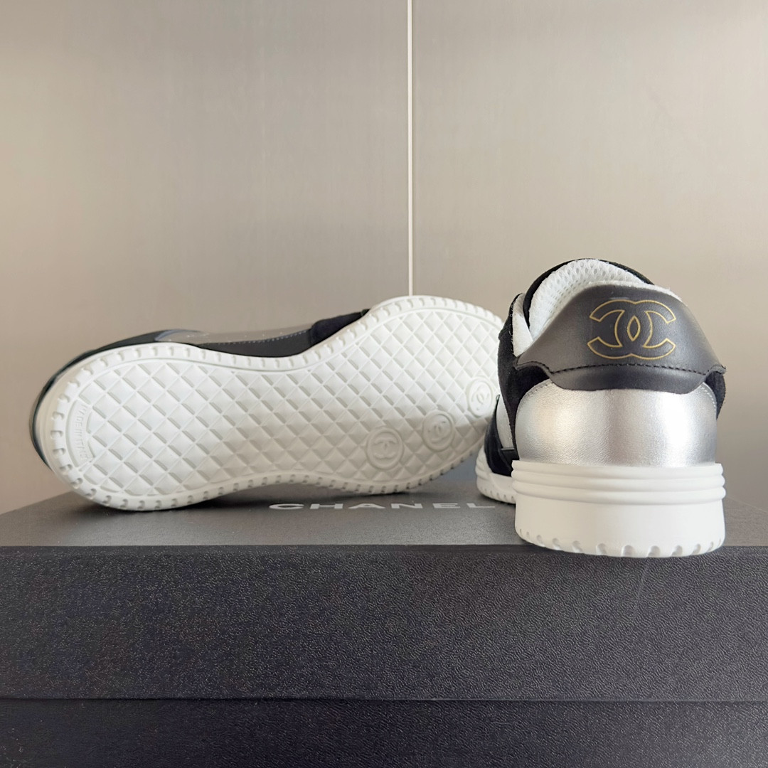 ua Ch**el sneaker