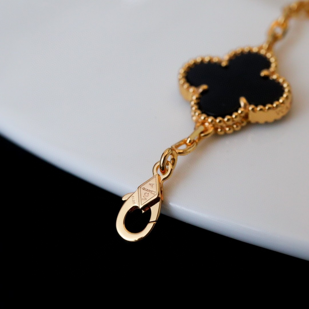 V*n Cl**f & Arpels Vintage Alhambra bracelet, 5 motifs 19cm