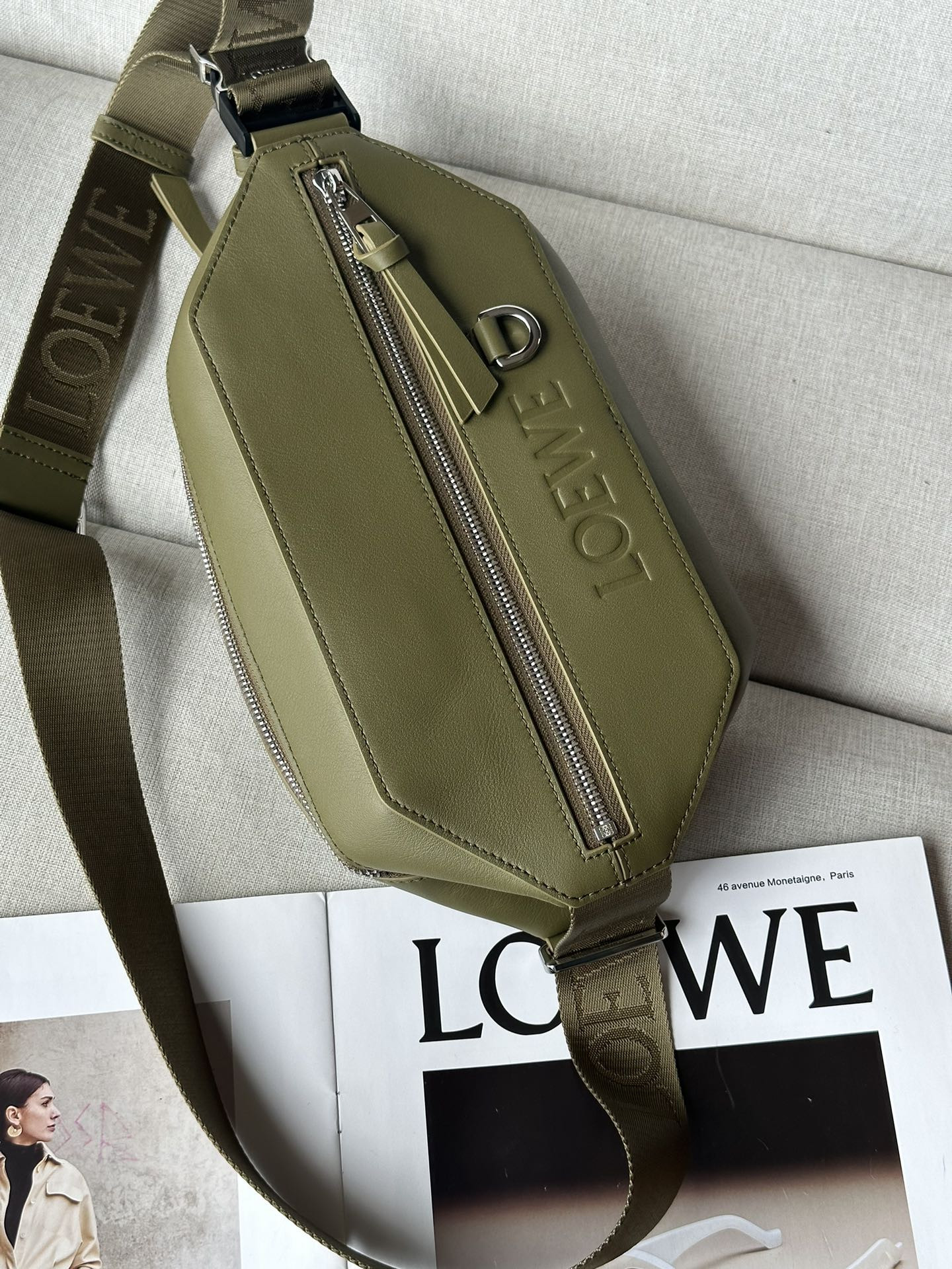 L0ew* Convertible sling in classic calfskin 32.5x9x12.3cm