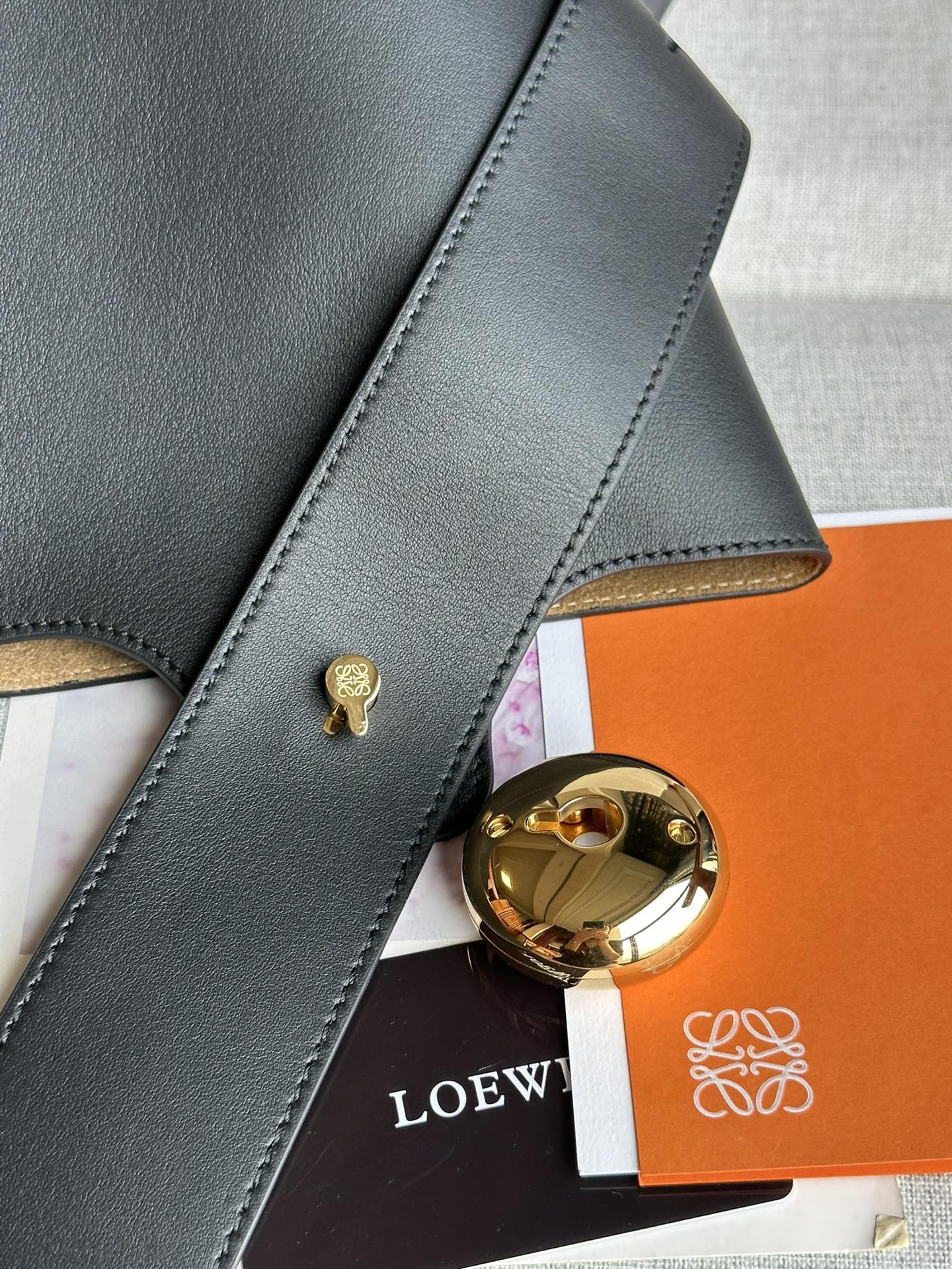 L0ew* Medium Pebble bucket in mellow calfskin 24.5x23.5x28cm