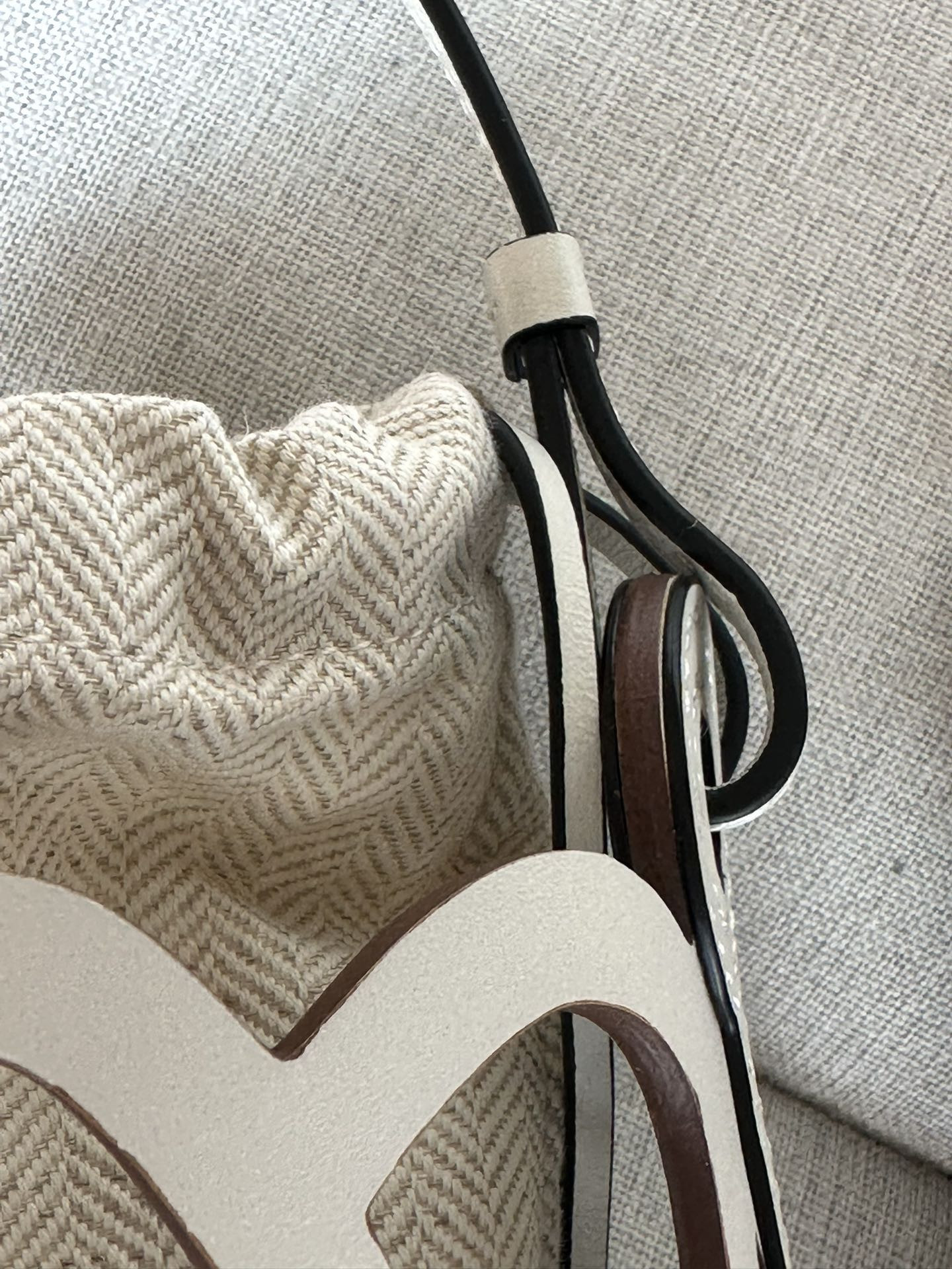 L0ew* Anagram cut-out pocket in classic calfskin and canvas 20x11x8cm