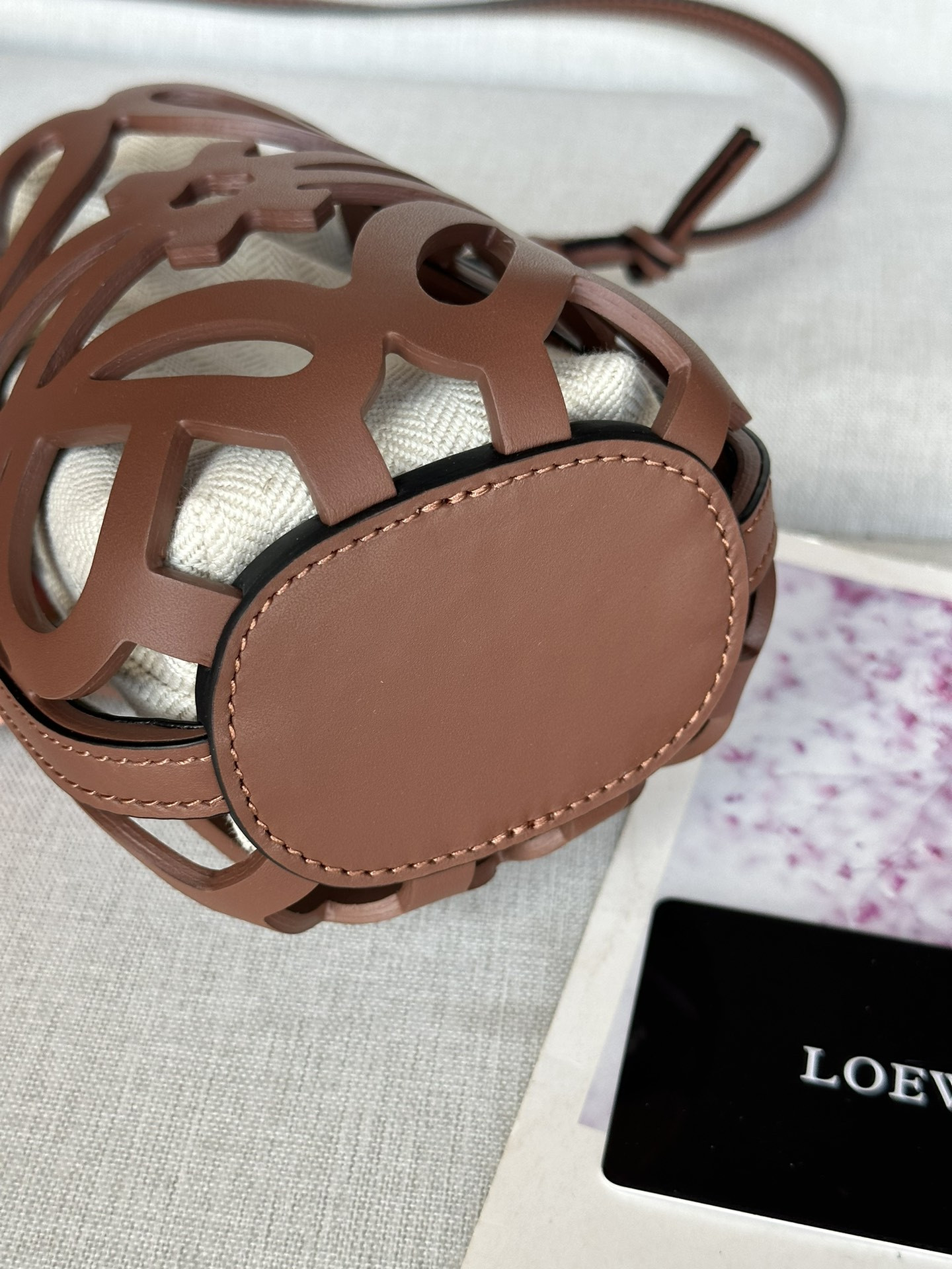 L0ew* Anagram cut-out pocket in classic calfskin and canvas 20x11x8cm