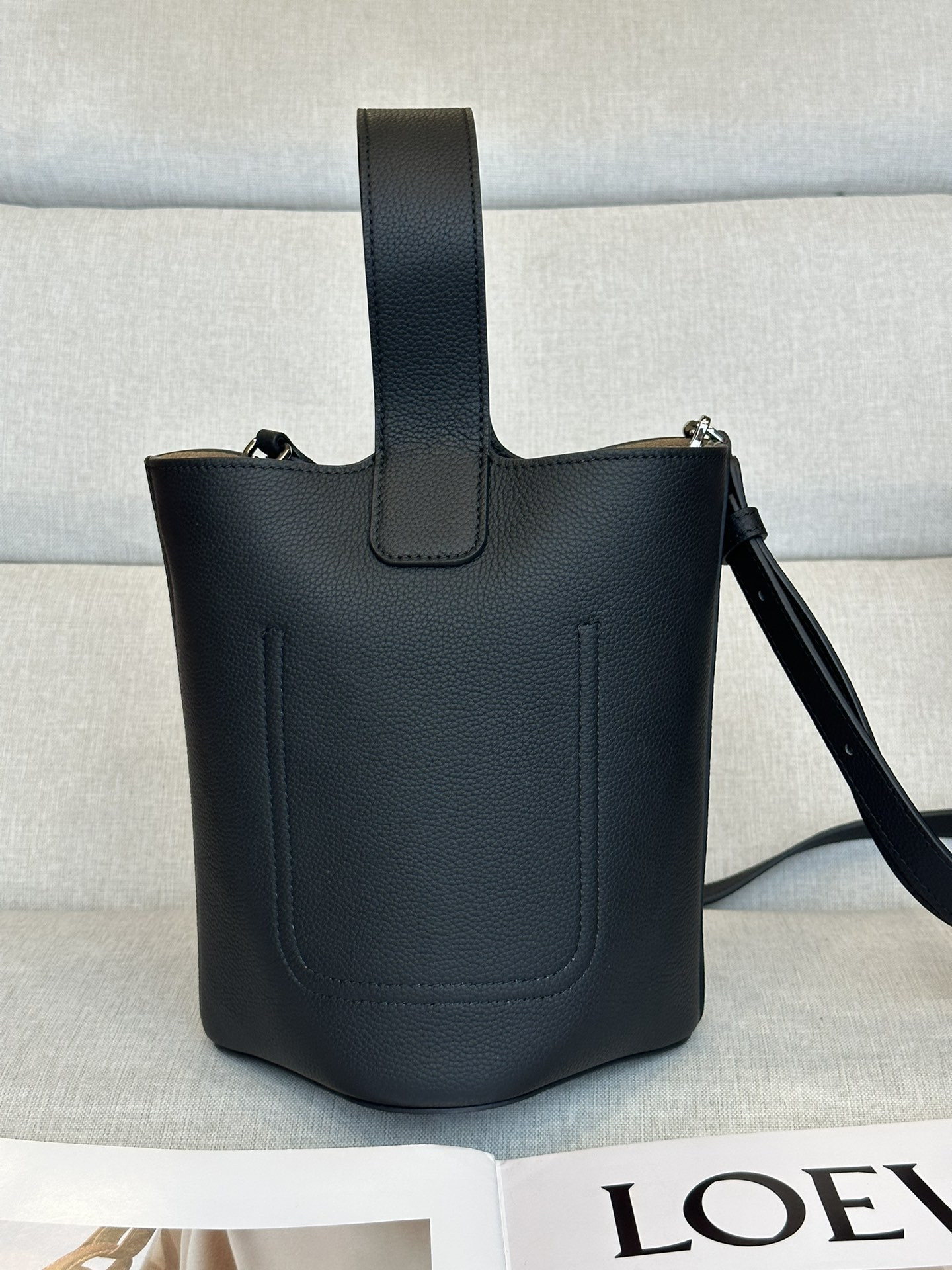L0ew* Mini Pebble bucket in mellow calfskin 19.5x16x16cm