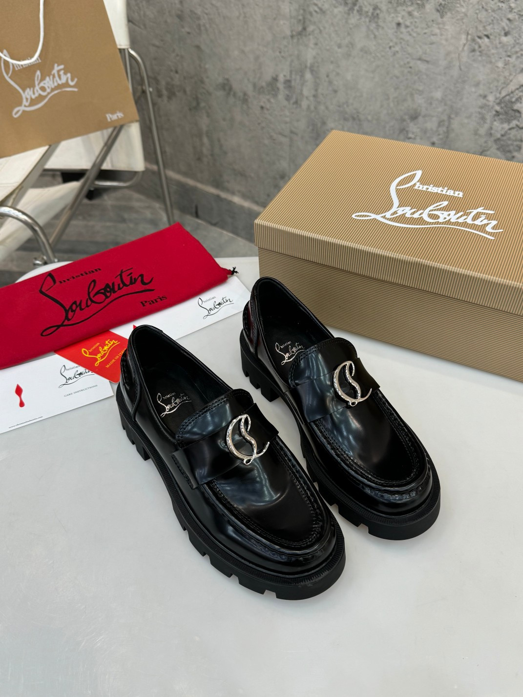 UA Chr1st1an Louboutin(CL) logo design,the latest runway version of the red-soled shoes