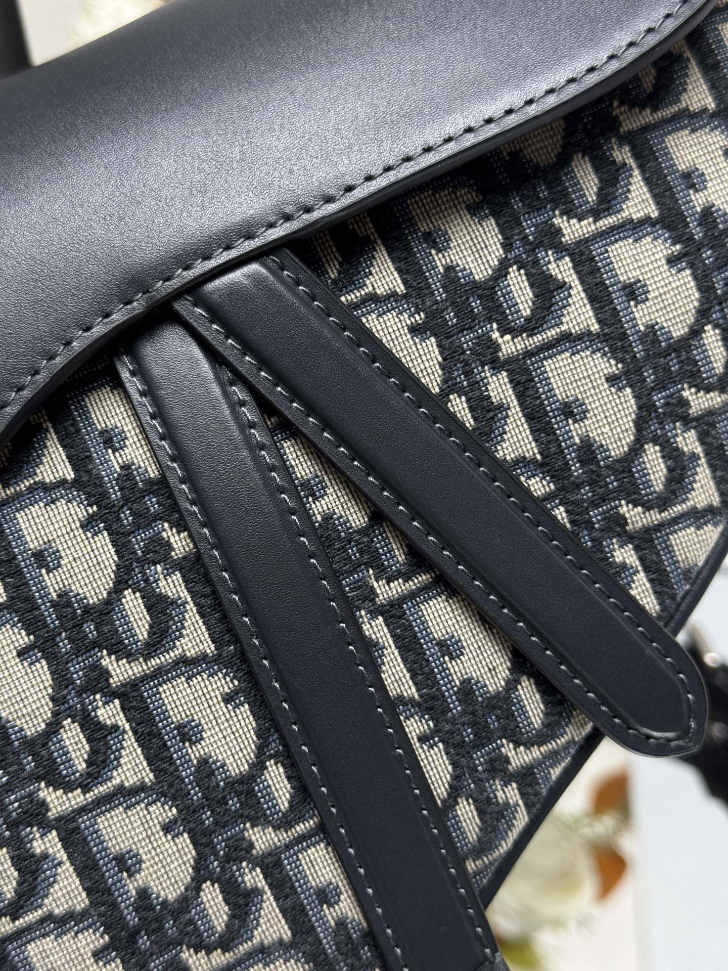 D10r Saddle Bag 25.5 x 20 x 6.5 cm