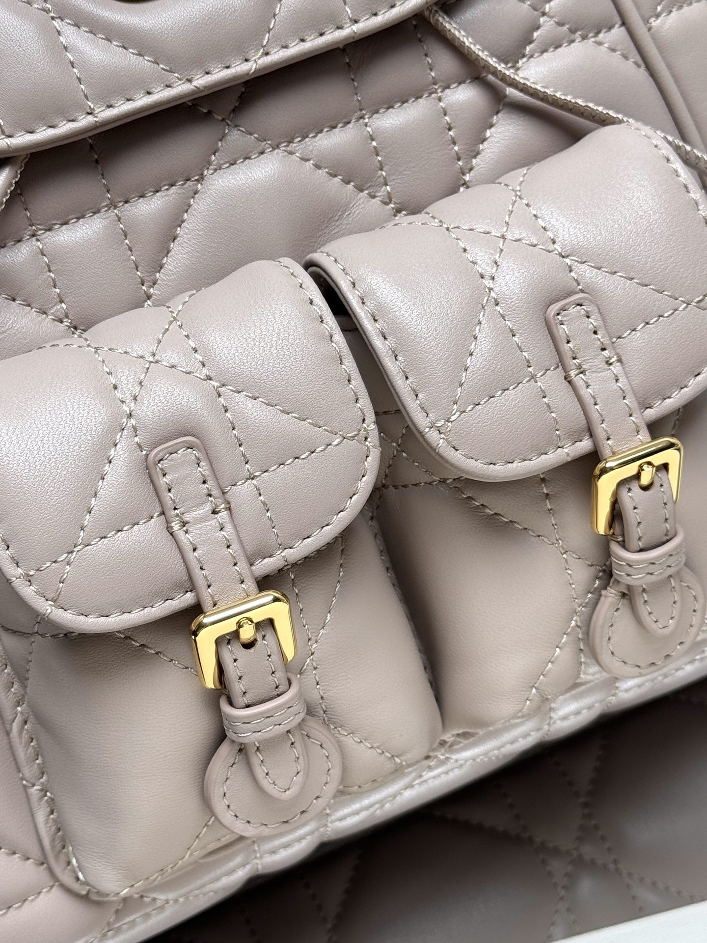 D10r Caro Backpack Medium 23 x 26.7 x 12.5 cm