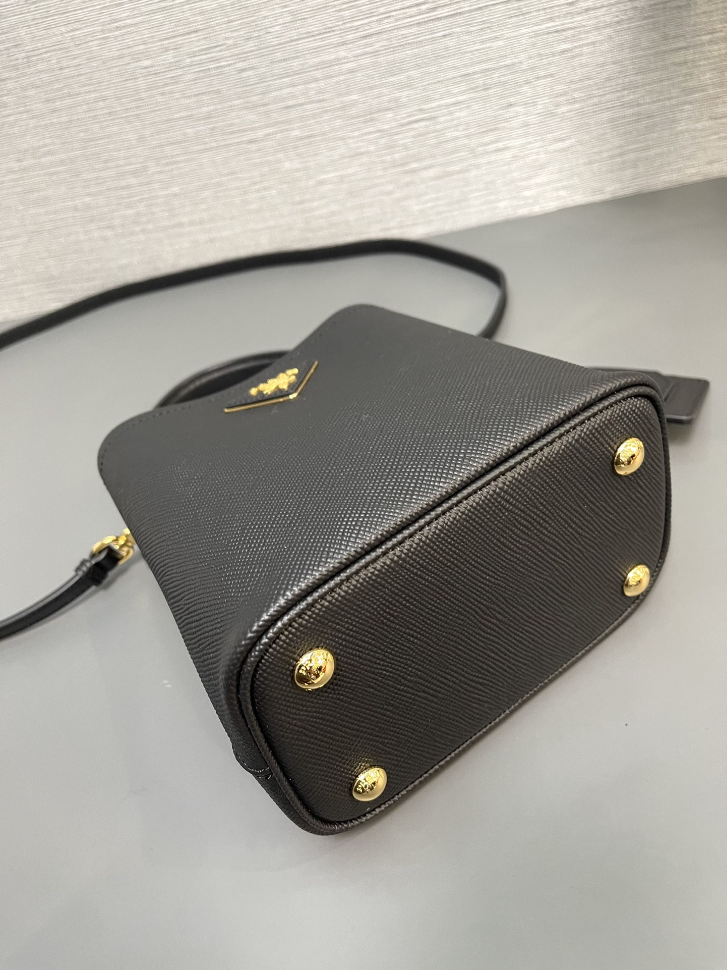 Pra*a Small Saffiano Leather Pra*a Panier Bag 18x17x10.5cm