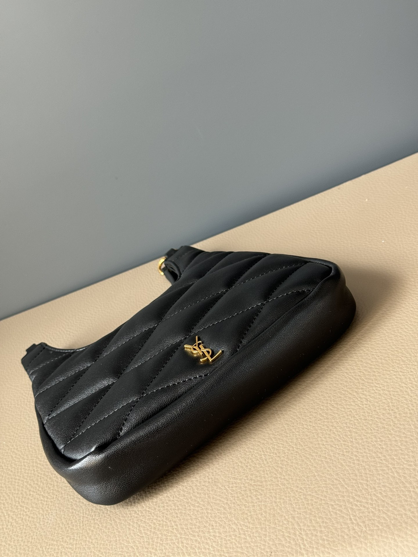 Y51 SADE hobo in lambskin 19 X 21 X 4 CM