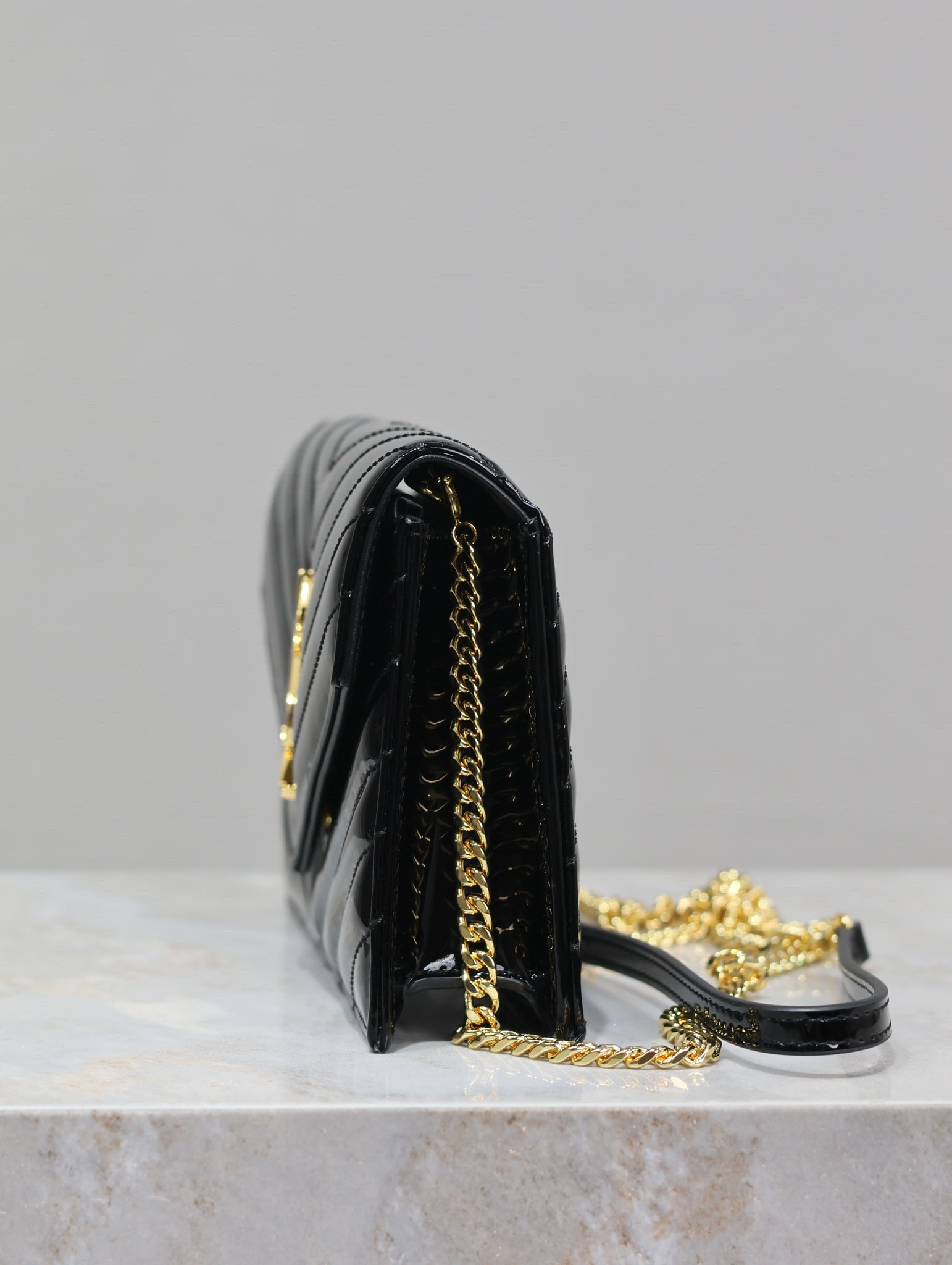 Y51 Cassandra WOC envelope chain wallet in patent leather 19 x 12.5 x 3.5cm