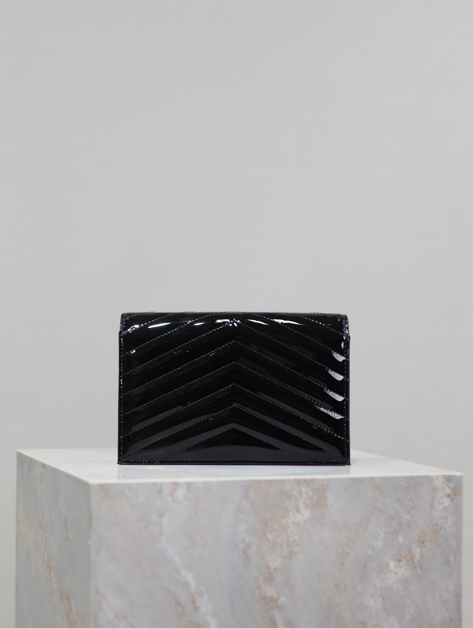 Y51 Cassandra WOC envelope chain wallet in patent leather 19 x 12.5 x 3.5cm