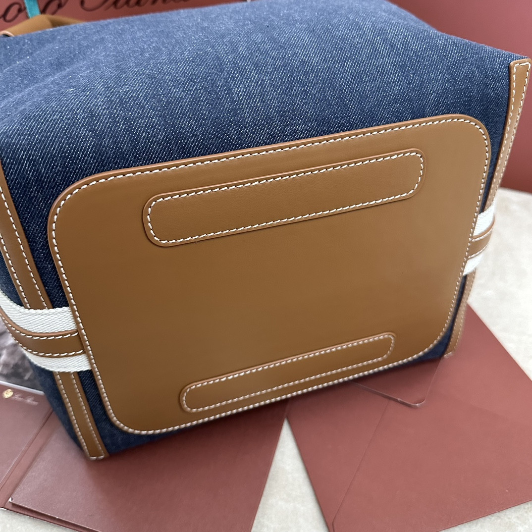 L0r0 P1ana Large Bale Cotton bag 24x20x27cm