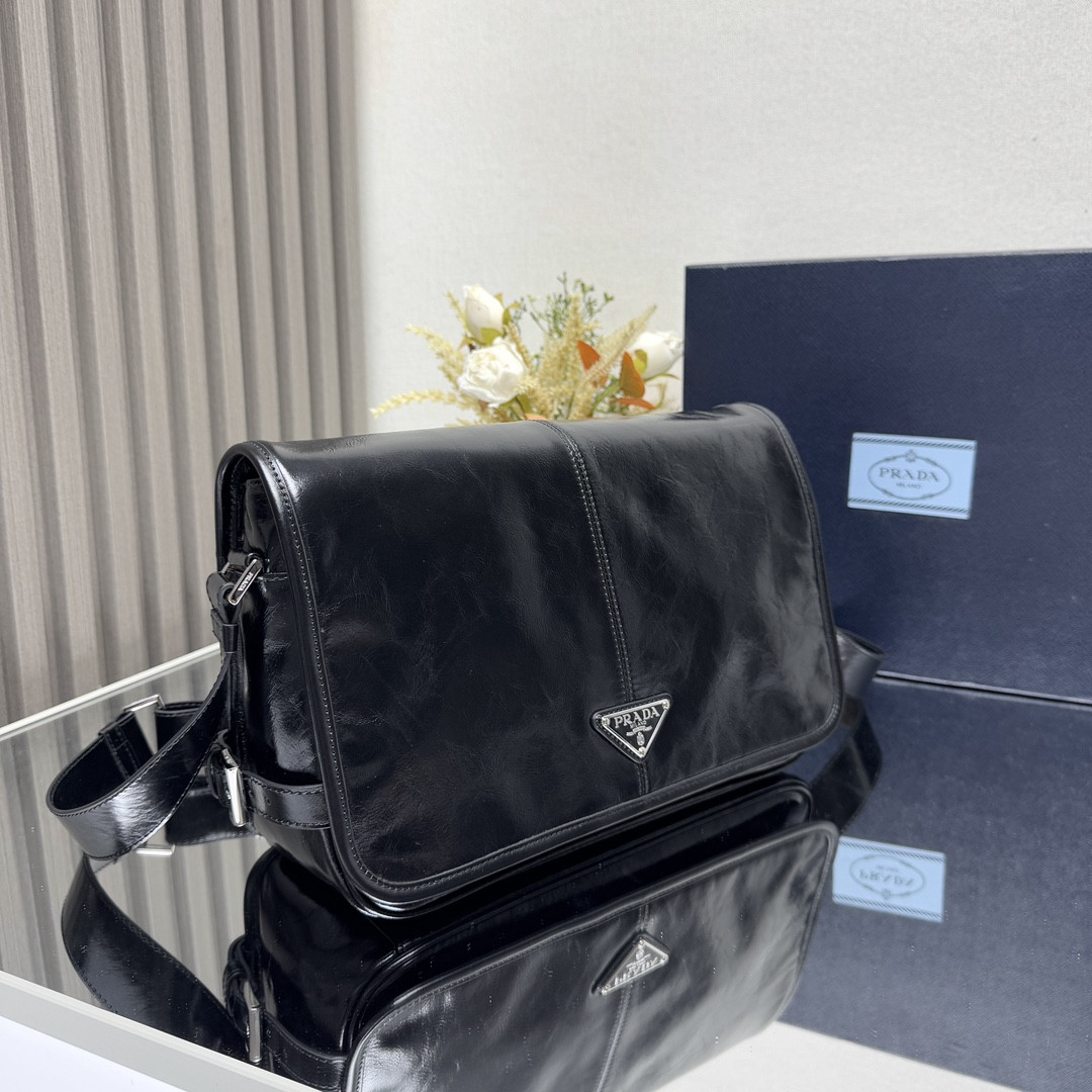 Pra*a Leather shoulder bag 30x20x11cm