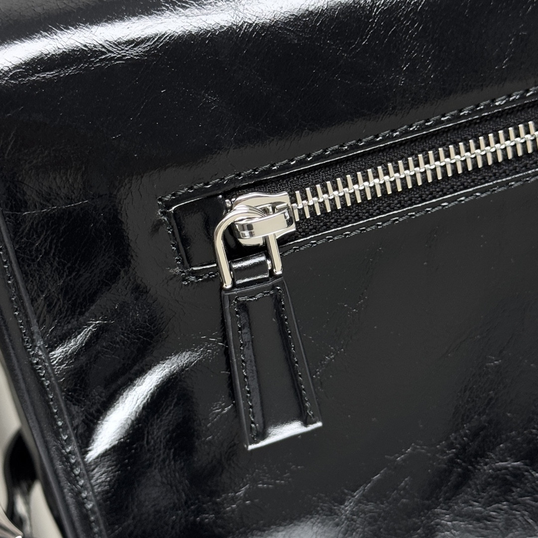 Pra*a Leather shoulder bag 30x20x11cm