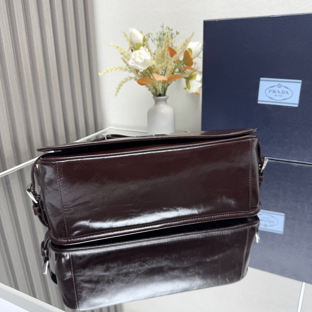 Pra*a Leather shoulder bag 30x20x11cm