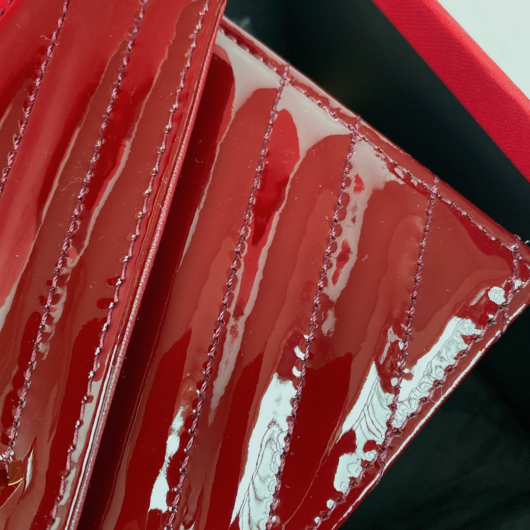 Y51 WOC CASSANDRE envelope chain wallet in patent leather 19x12.5x3.5cm