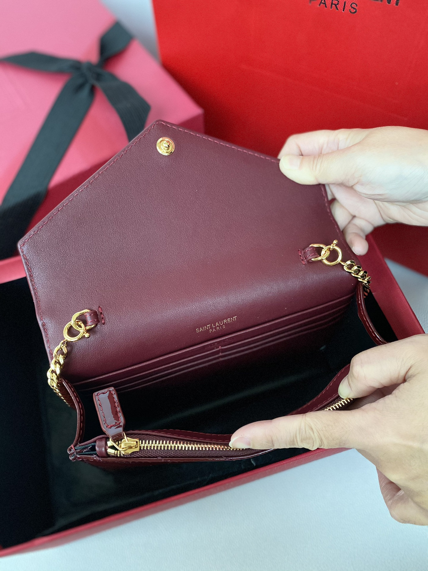 Y51 WOC CASSANDRE envelope chain wallet in patent leather 19x12.5x3.5cm