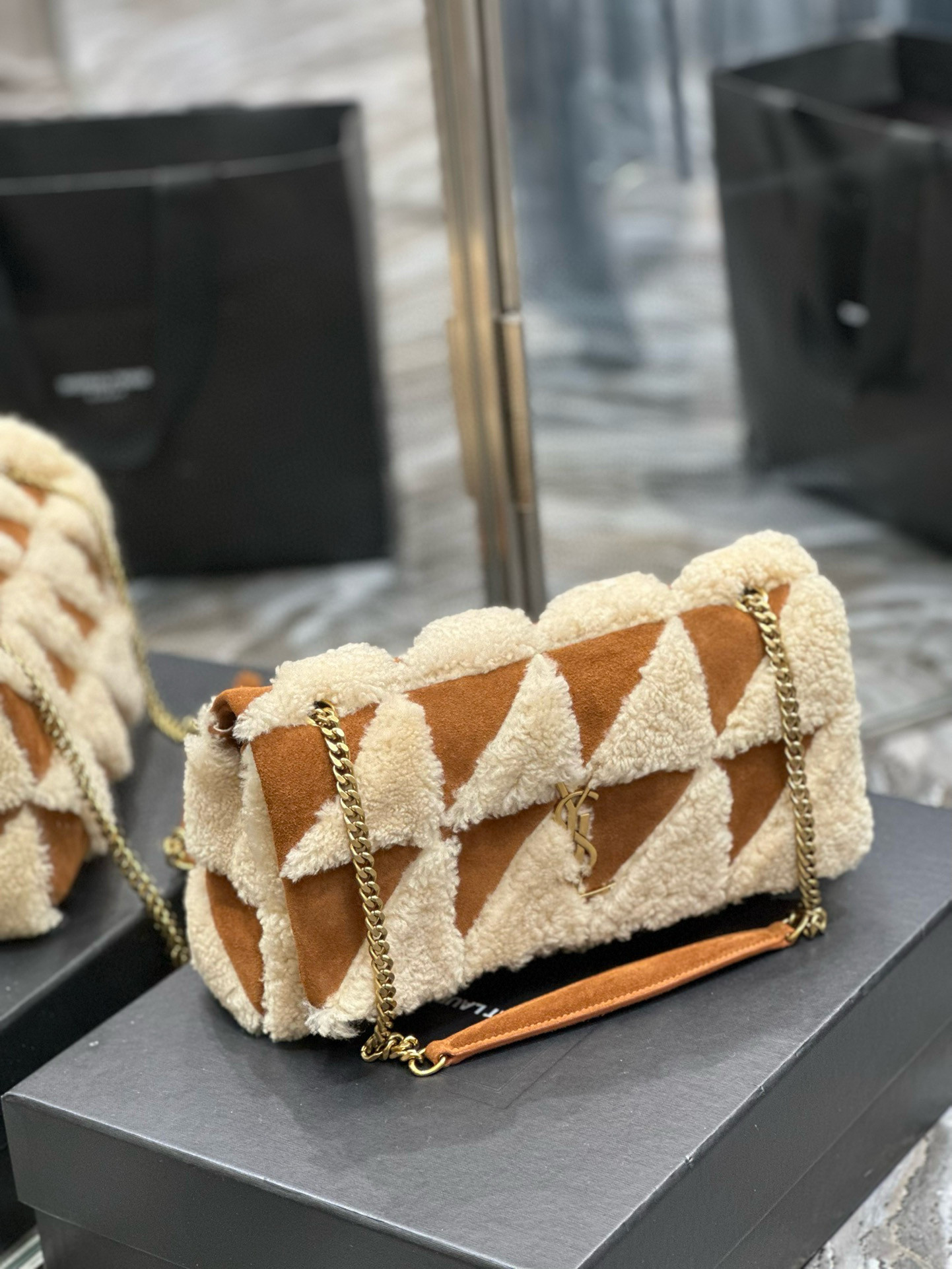 Y51 Jamie Medium in Suede and Shearling 25×15×7.5cm