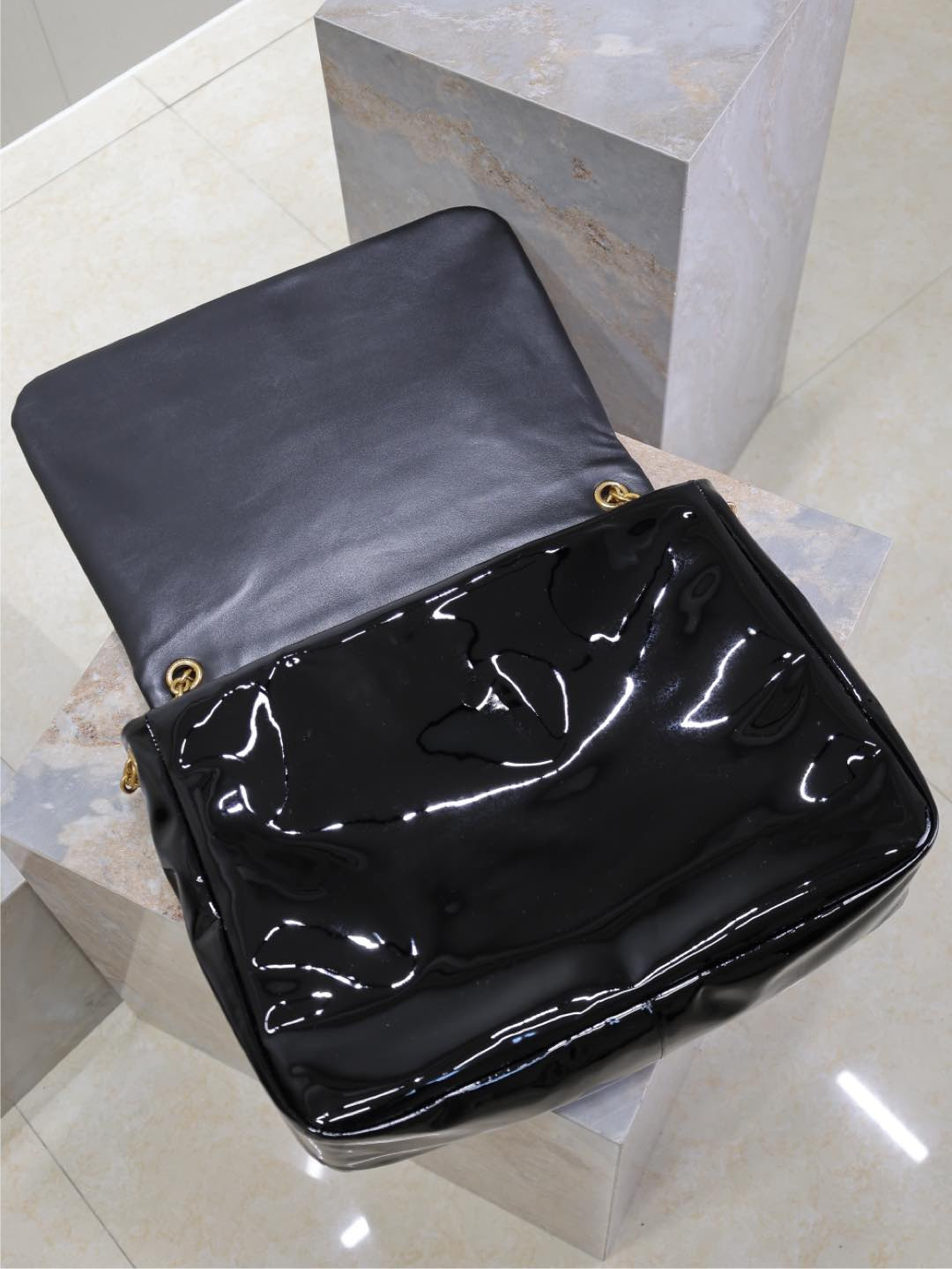 Y51 large jamie 4.3 in patent effect fabric