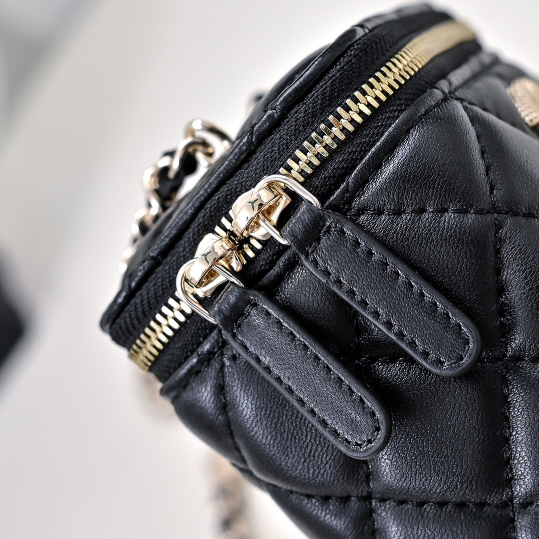 Ch**el SMALL VANITY WITH CHAIN 11x8.5x7cm