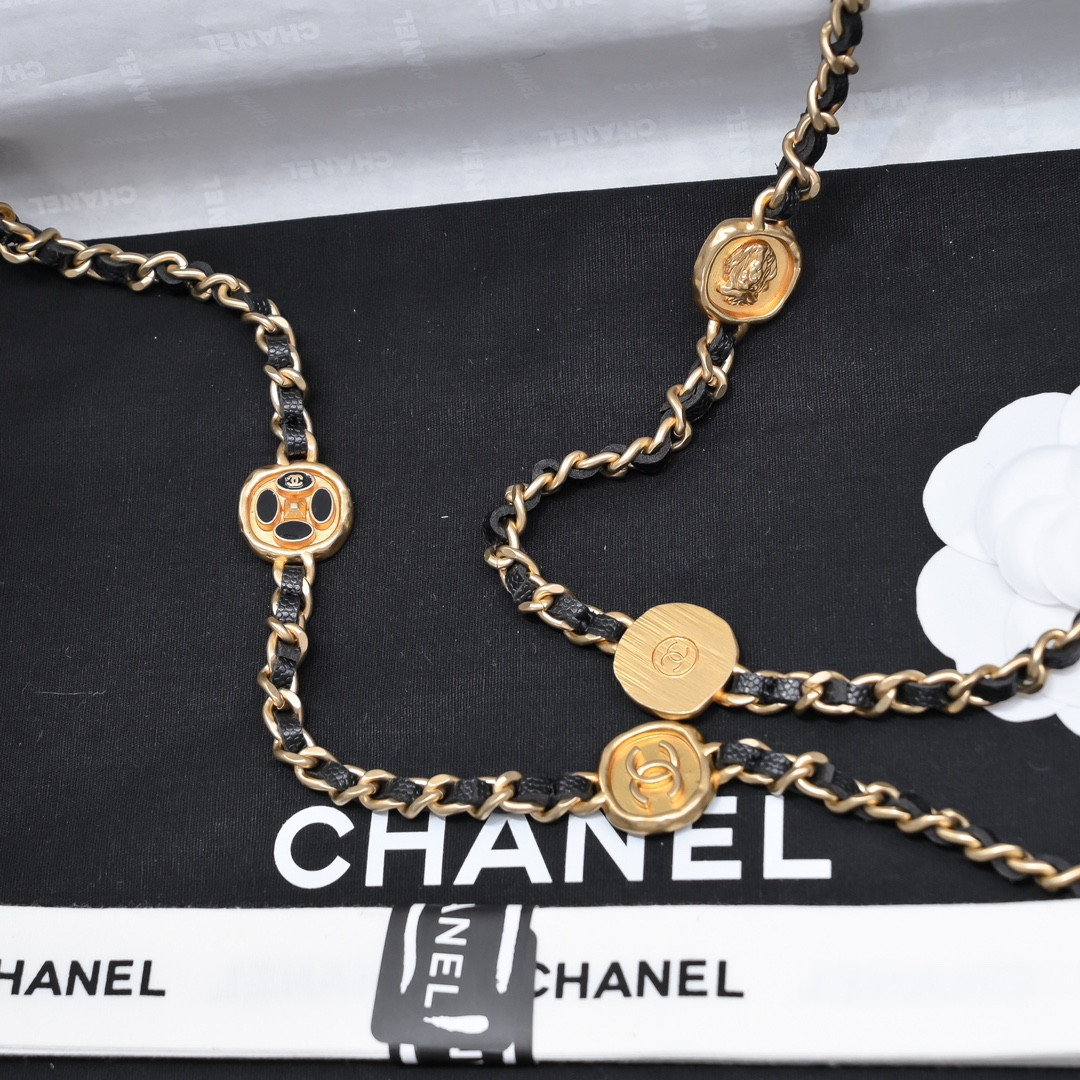 Ch**el WOC CLASSIC WALLET ON CHAIN 19cm