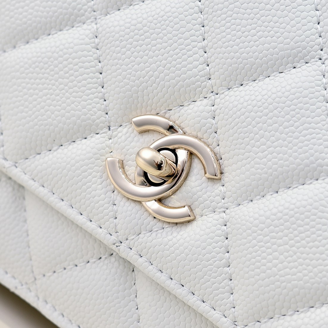 Ch**el WOC CLASSIC WALLET ON CHAIN 12.3x19.2x3.5cm