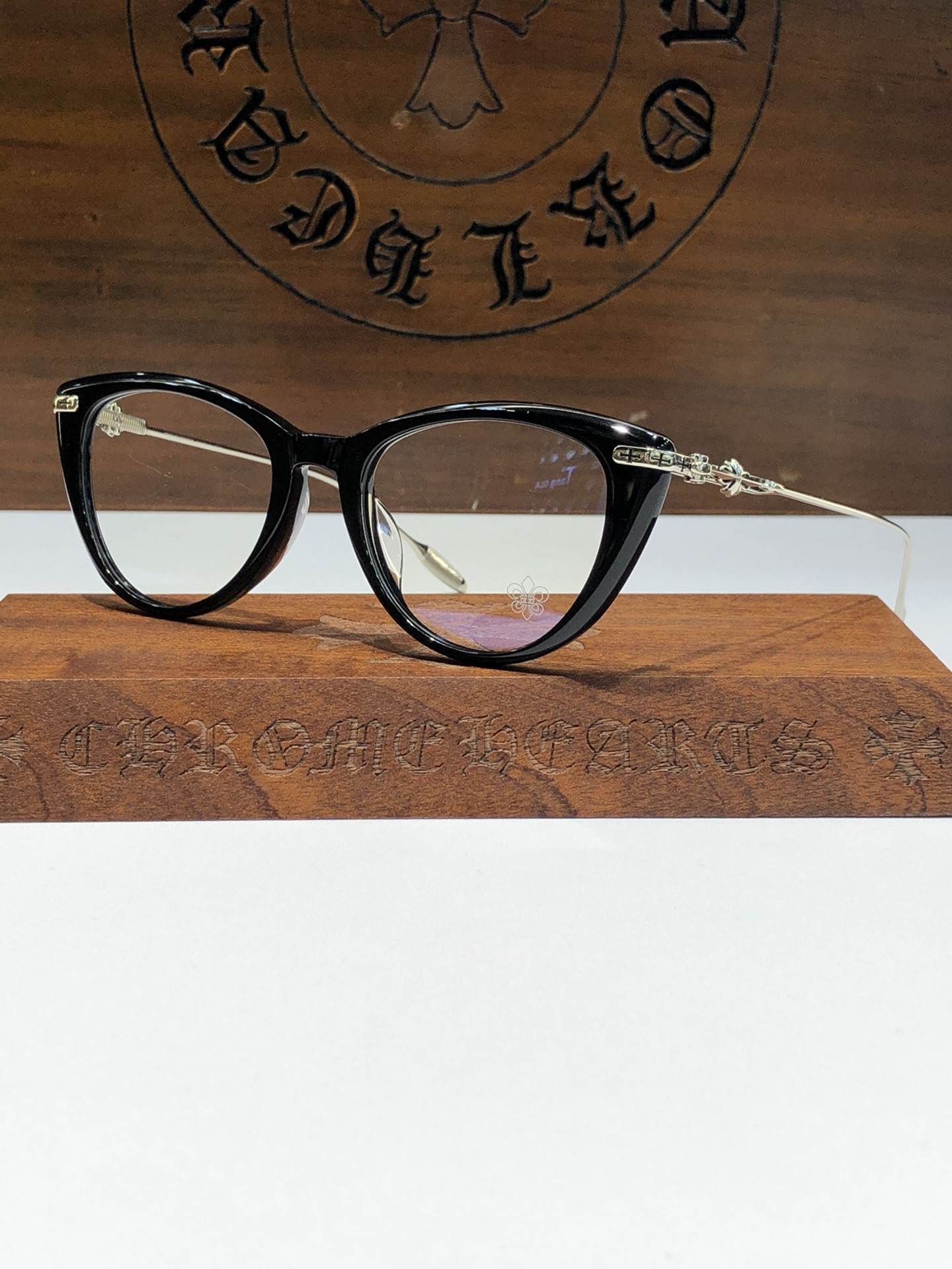 Ch*0me He**ts Glasses CH8228