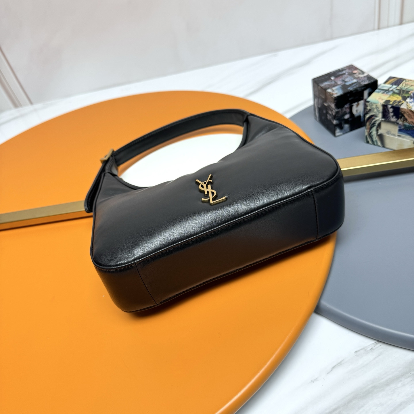 Y51 calypso mini hobo in plunged lambskin 20 X 12 X 5 cm