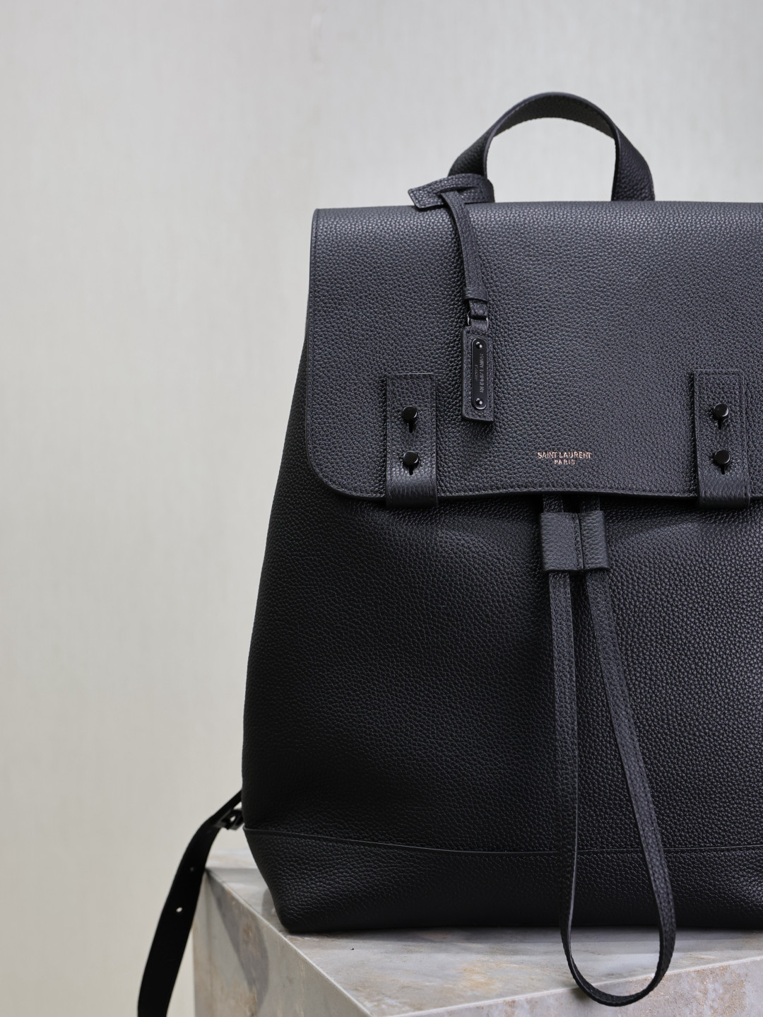 Y51 sac de jour backpack in grained leather 29 x 37.5 x 14 cm